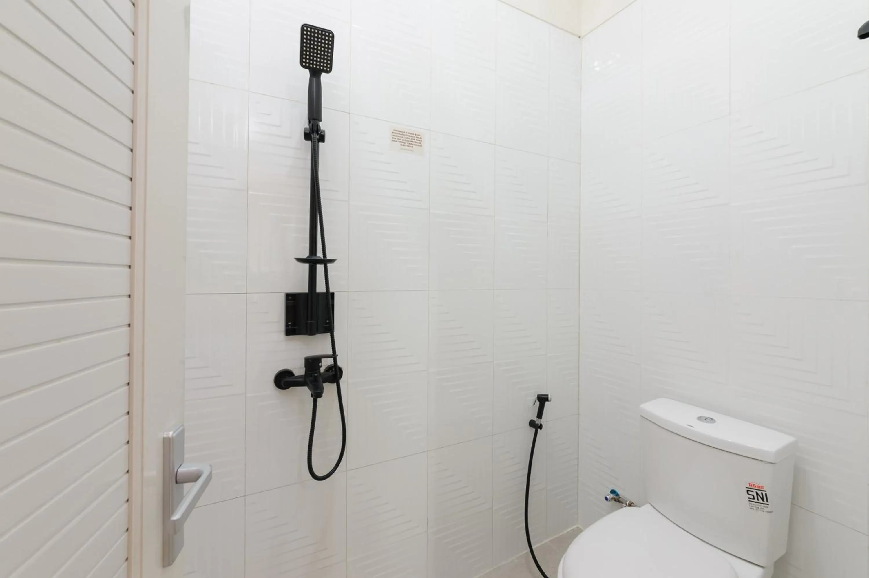 Bathroom in Urbanview Hotel Binwa Syariah Lampung by RedDoorz