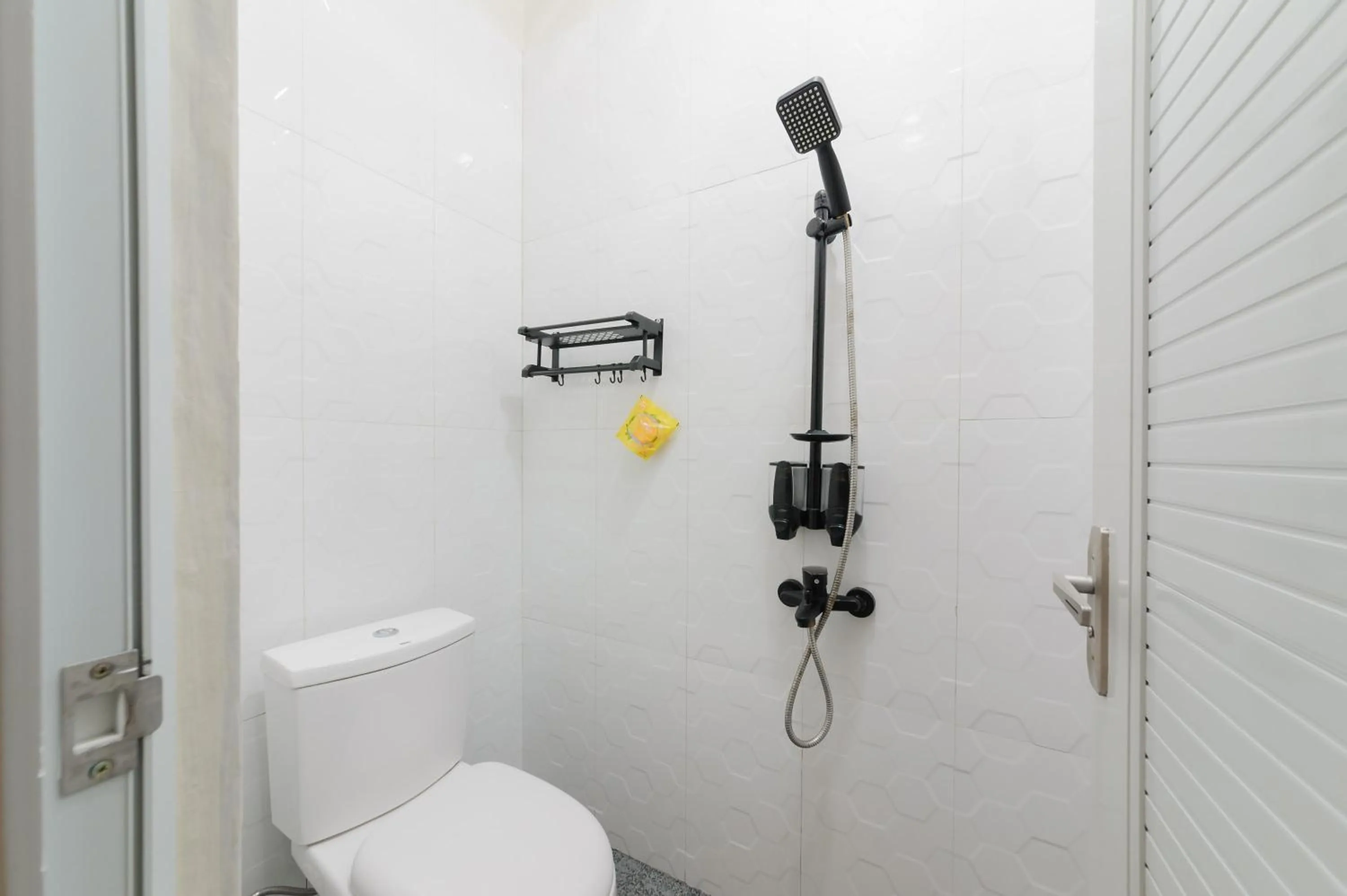 Bathroom in Urbanview Hotel Binwa Syariah Lampung by RedDoorz