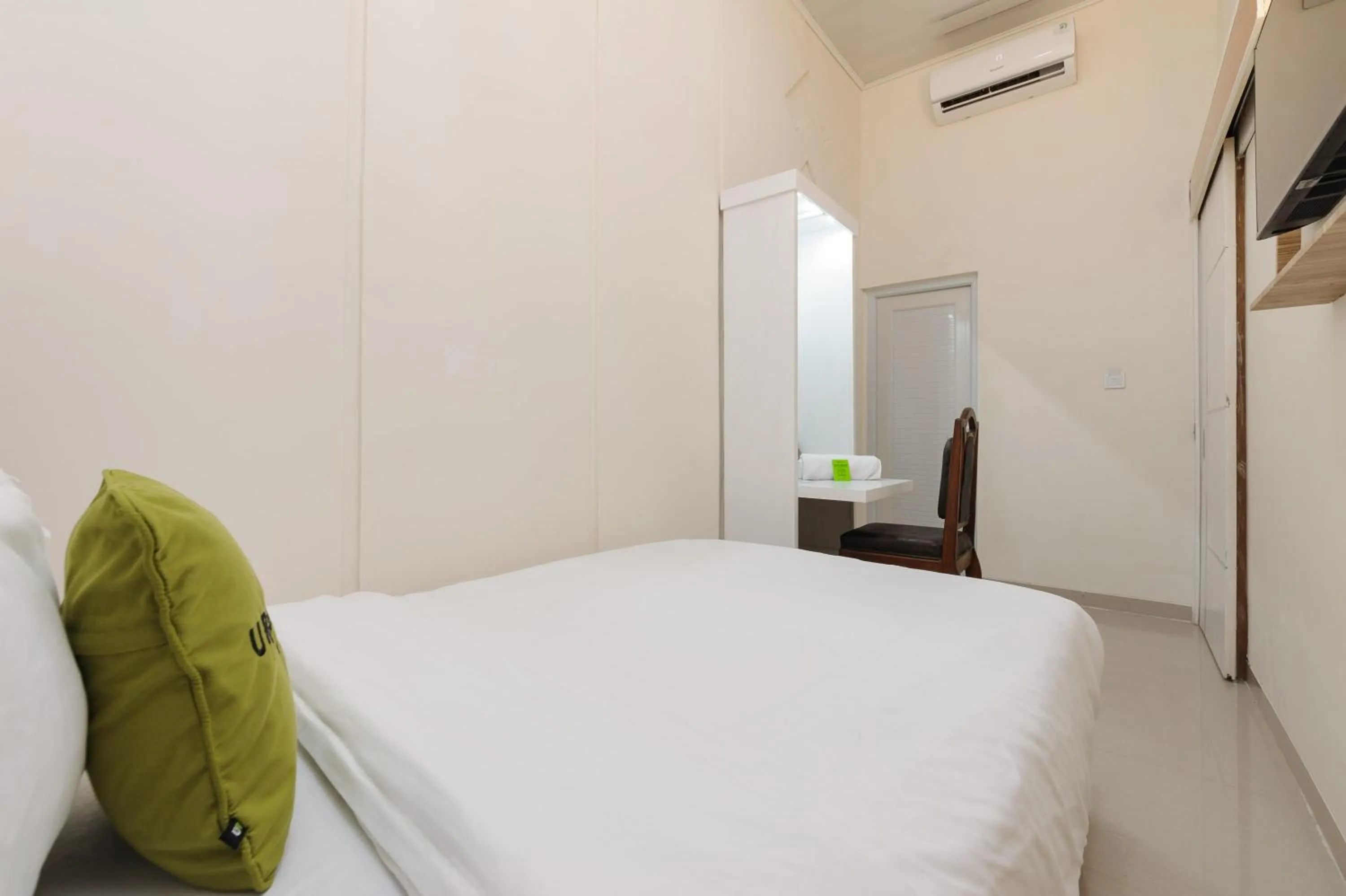 Bed in Urbanview Hotel Binwa Syariah Lampung by RedDoorz