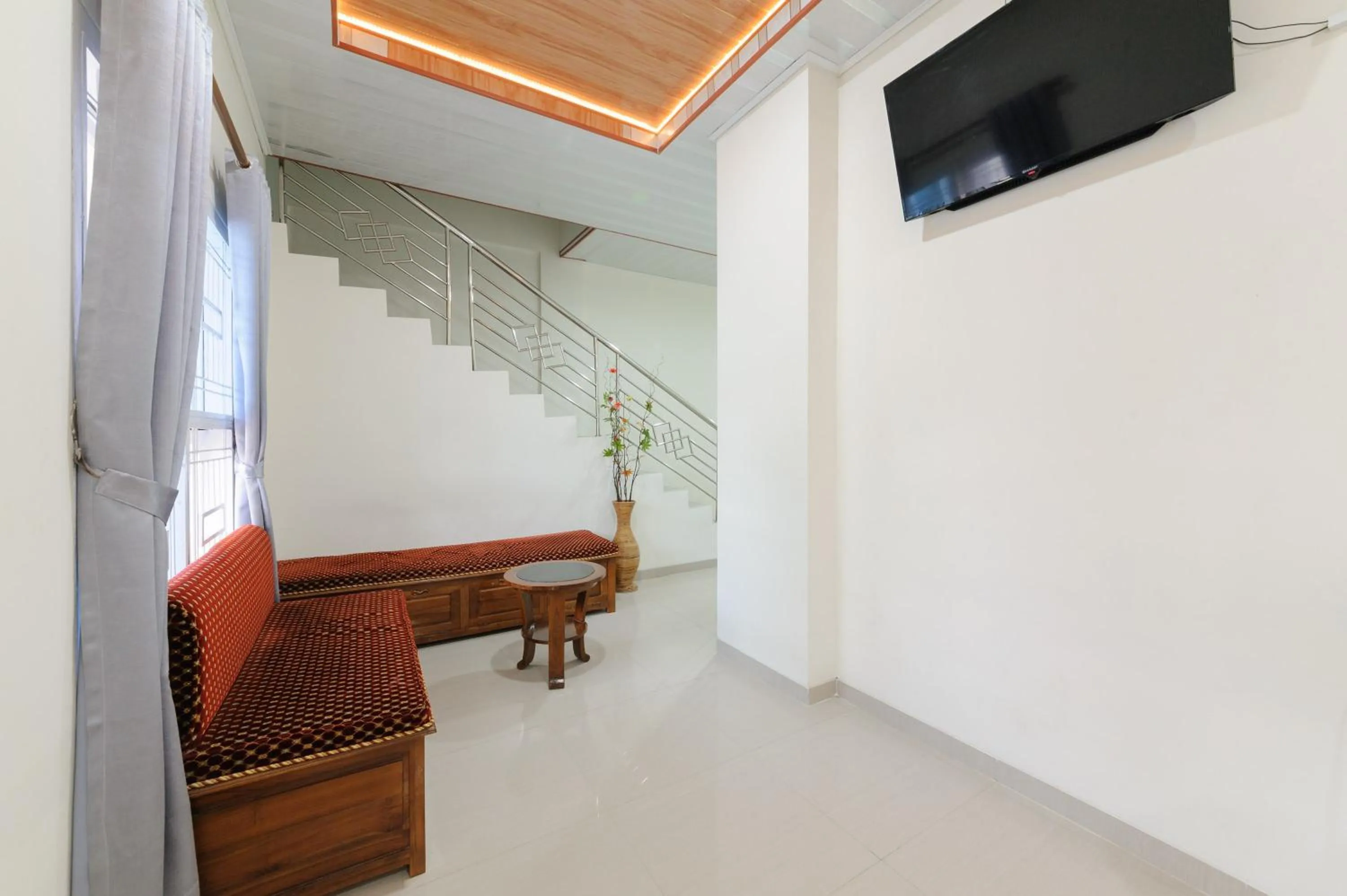 Seating area in Urbanview Hotel Binwa Syariah Lampung by RedDoorz