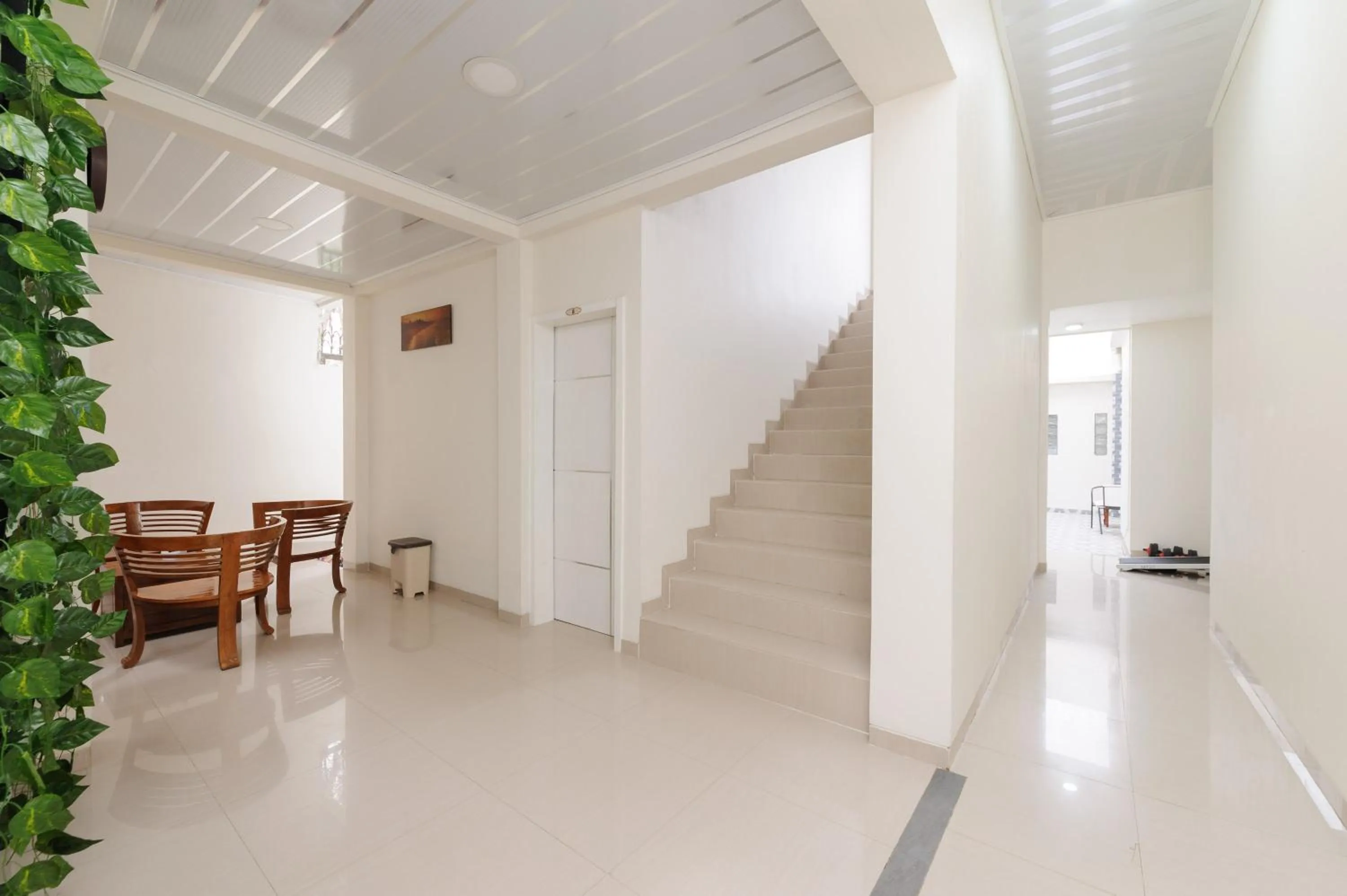 Seating area in Urbanview Hotel Binwa Syariah Lampung by RedDoorz