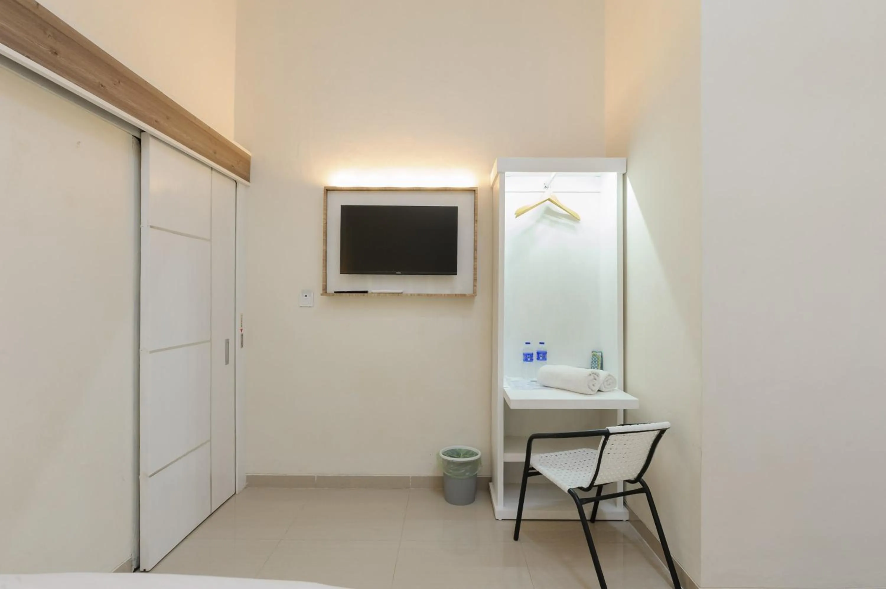 Bedroom, Bed in Urbanview Hotel Binwa Syariah Lampung by RedDoorz
