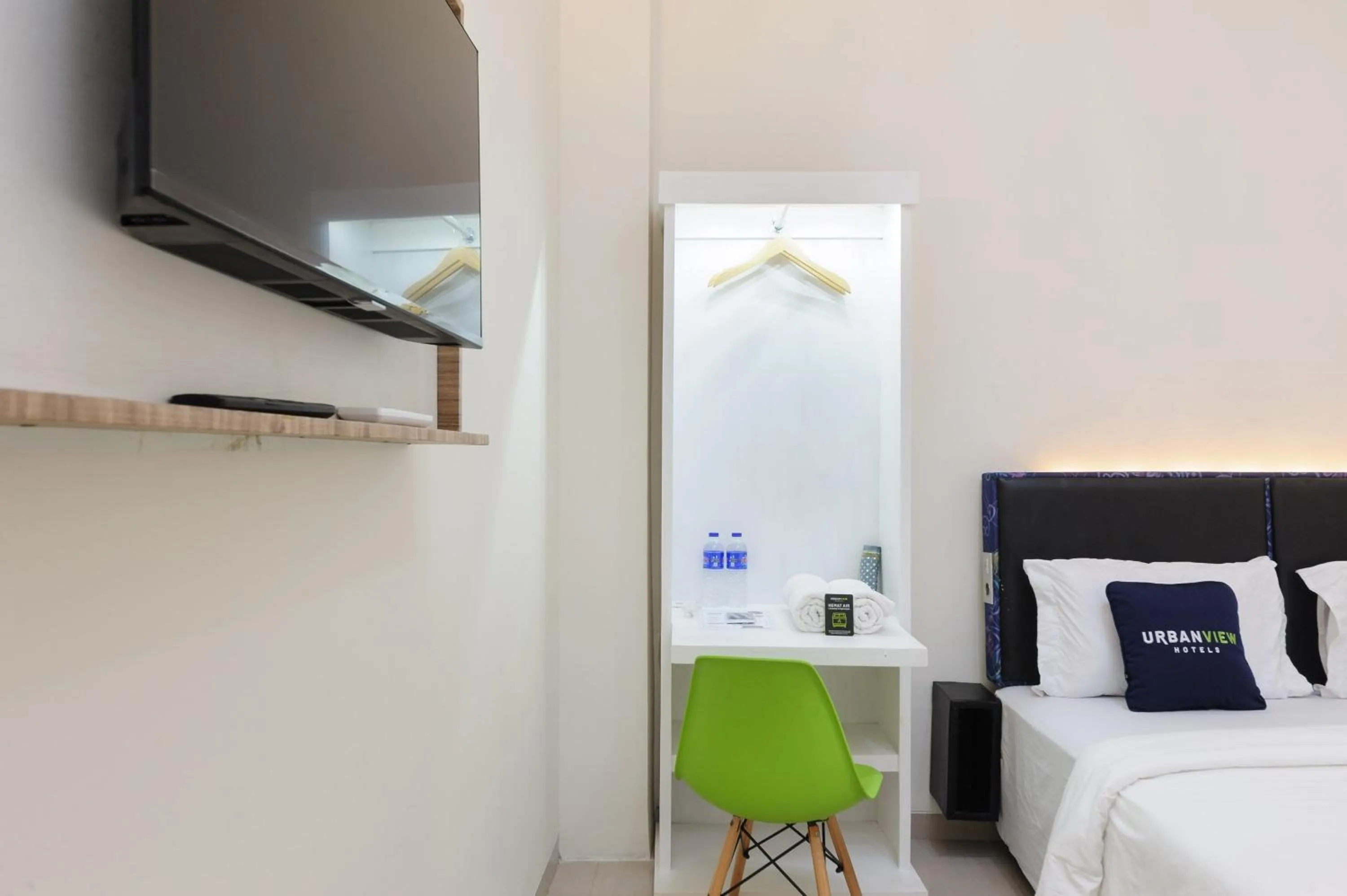 Bed in Urbanview Hotel Binwa Syariah Lampung by RedDoorz