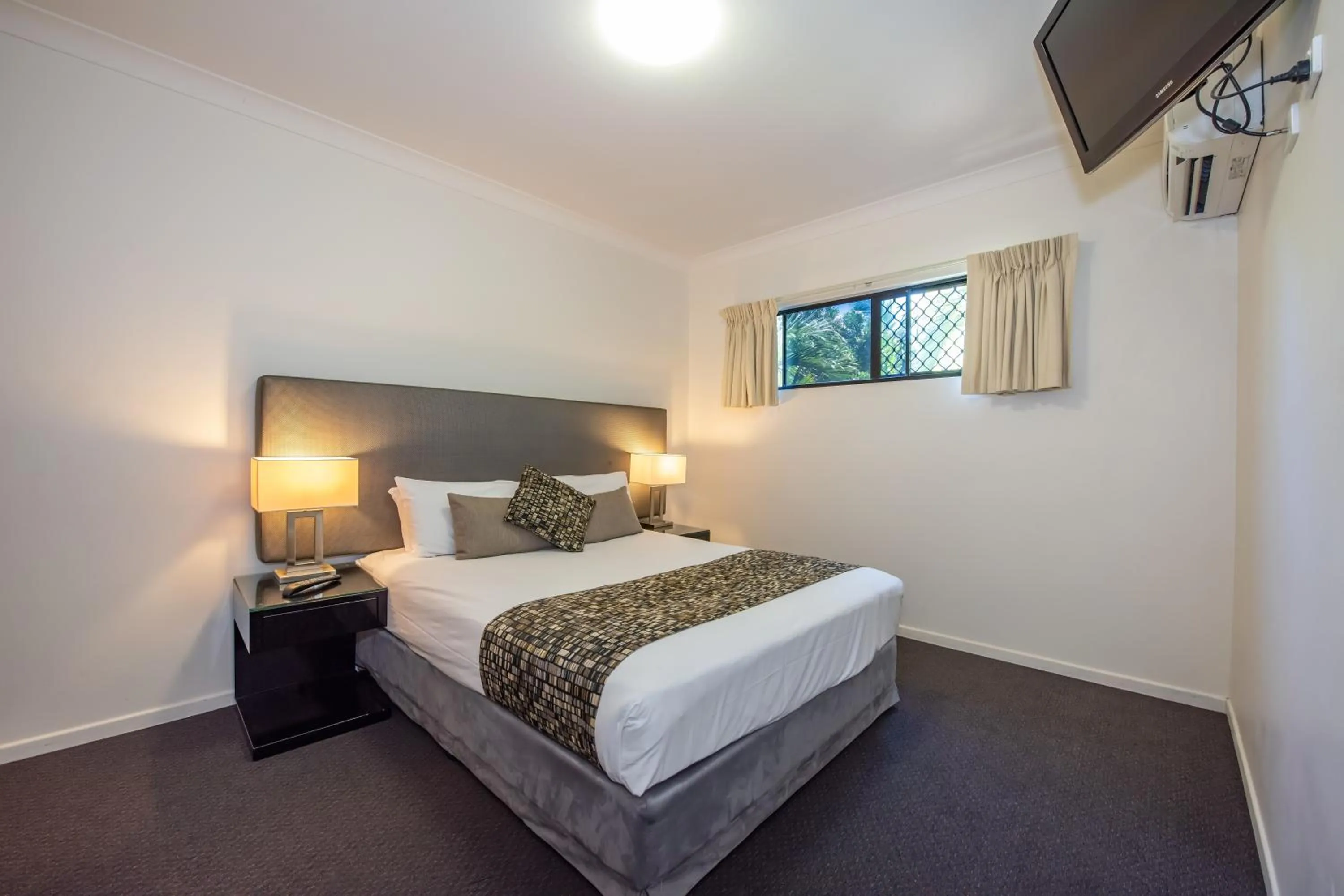 Bedroom, Bed in Coral Cay Resort