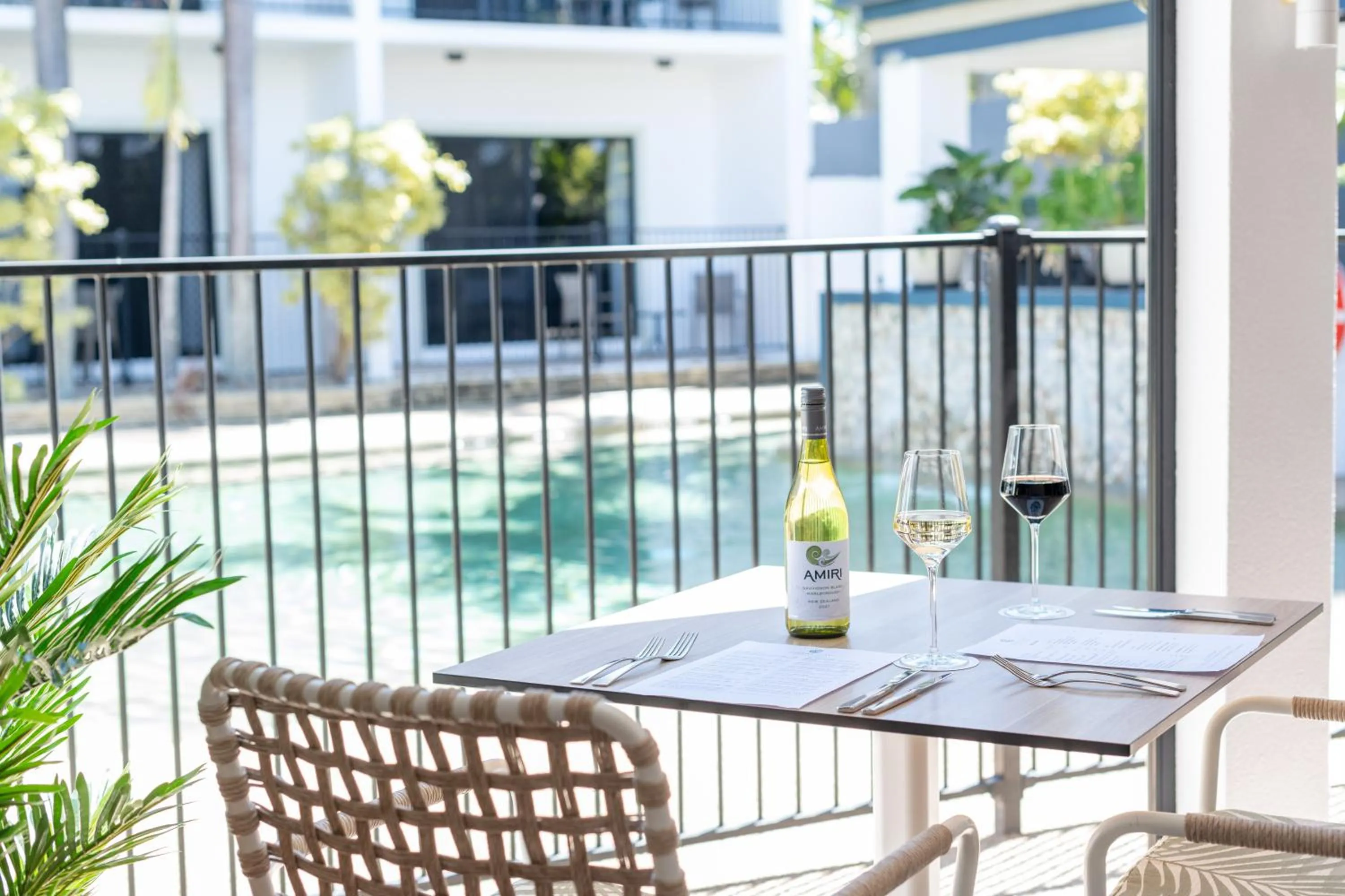 Lounge or bar in Coral Cay Resort