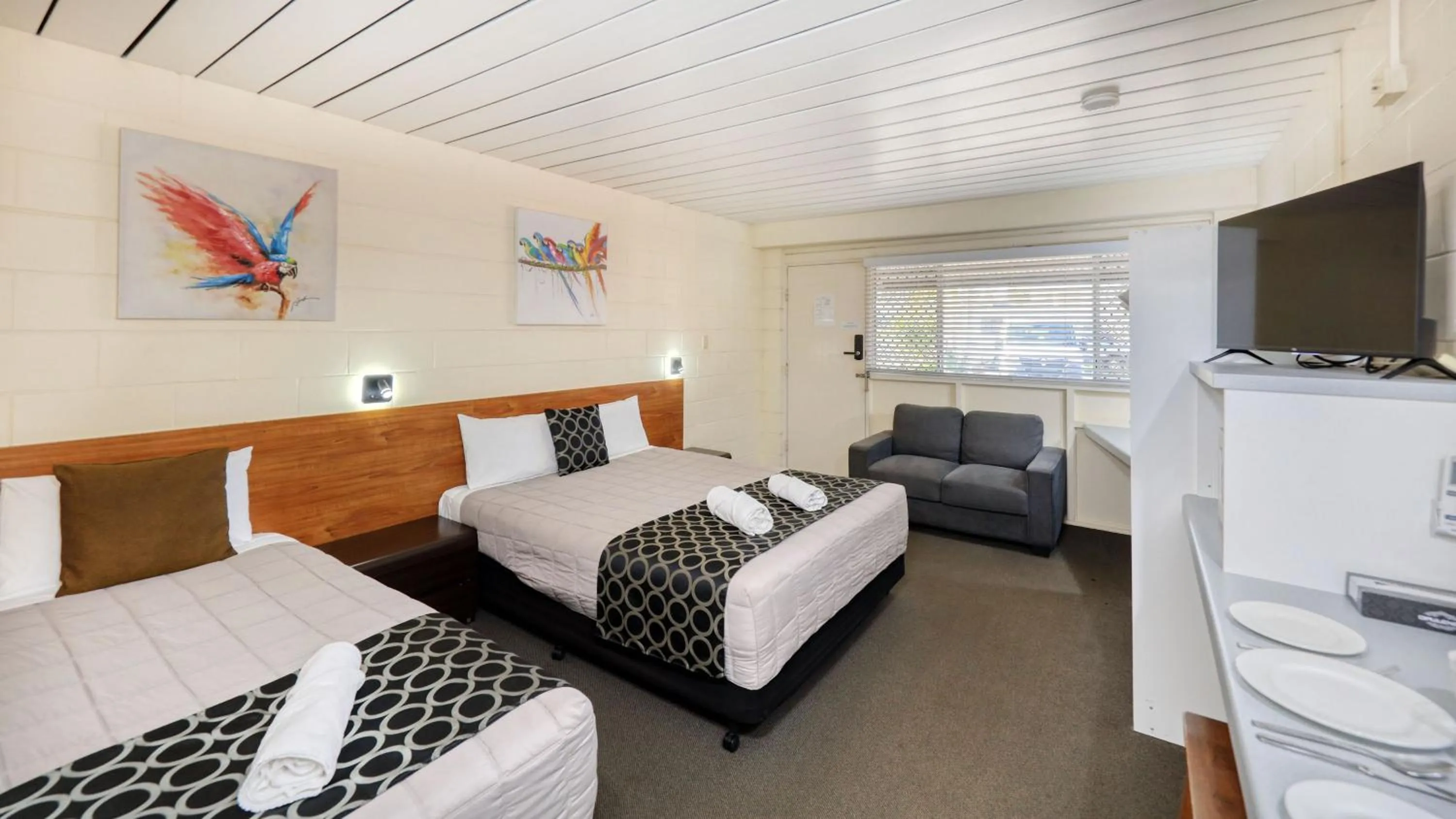 Seating area, Bed in Waterview Motel Maclean