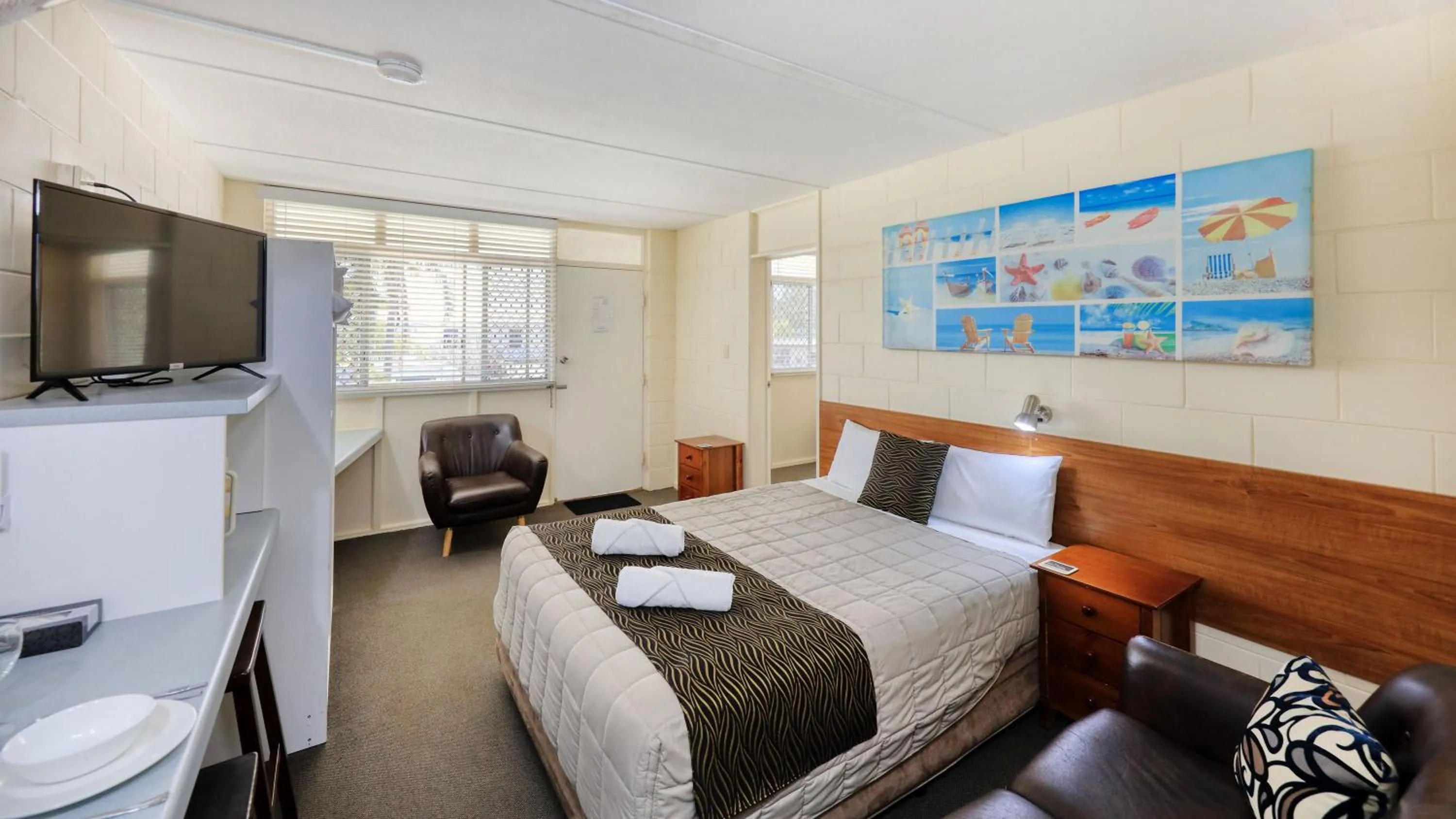 TV and multimedia, Bed in Waterview Motel Maclean