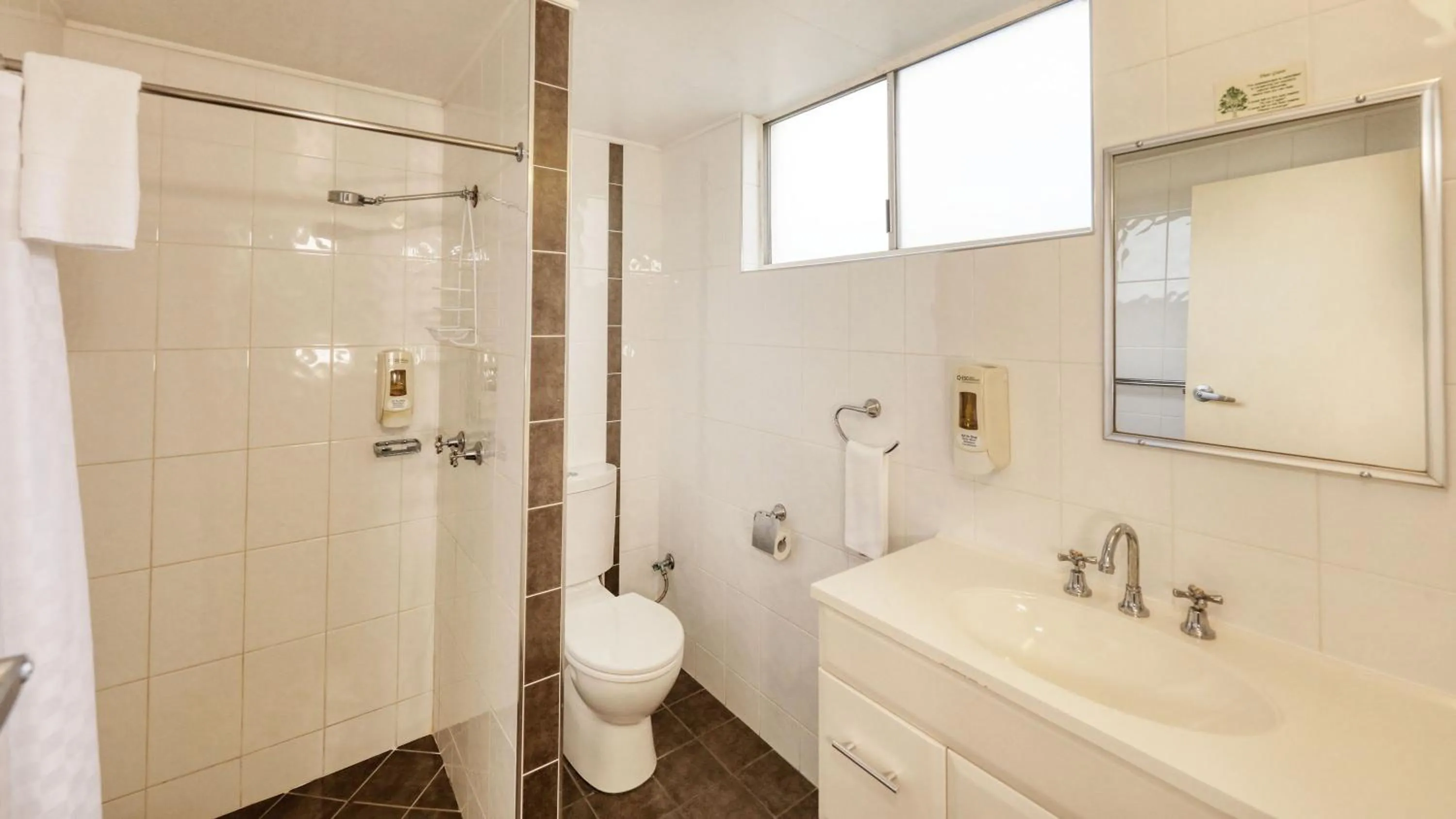 Bathroom in Waterview Motel Maclean