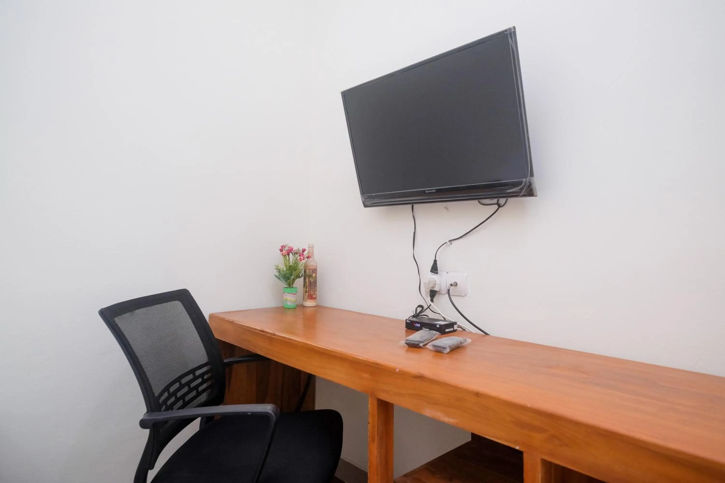 TV and multimedia in Urbanview Syariah Kadarman Home Laweyan by RedDoorz