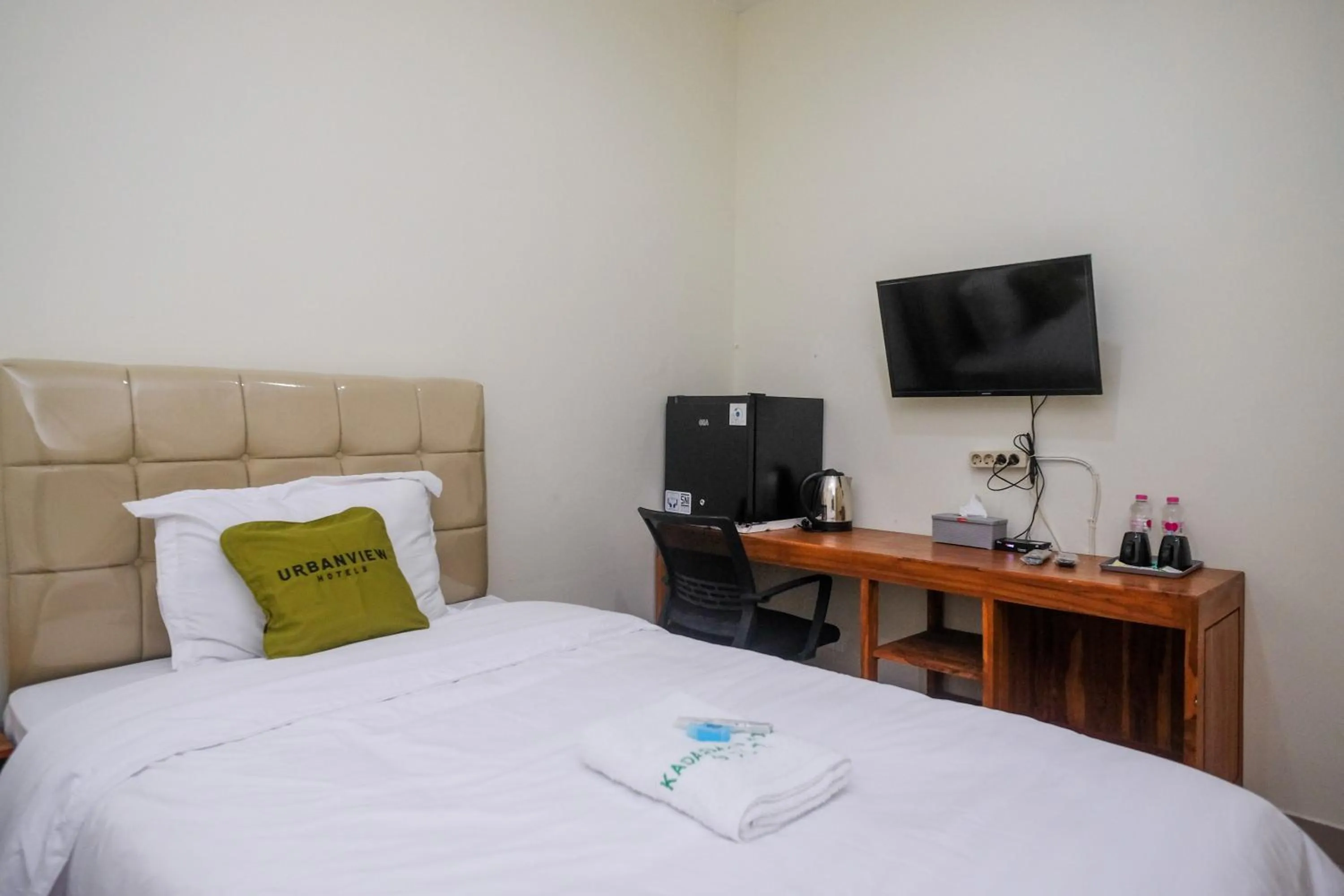 Bed in Urbanview Syariah Kadarman Home Laweyan by RedDoorz