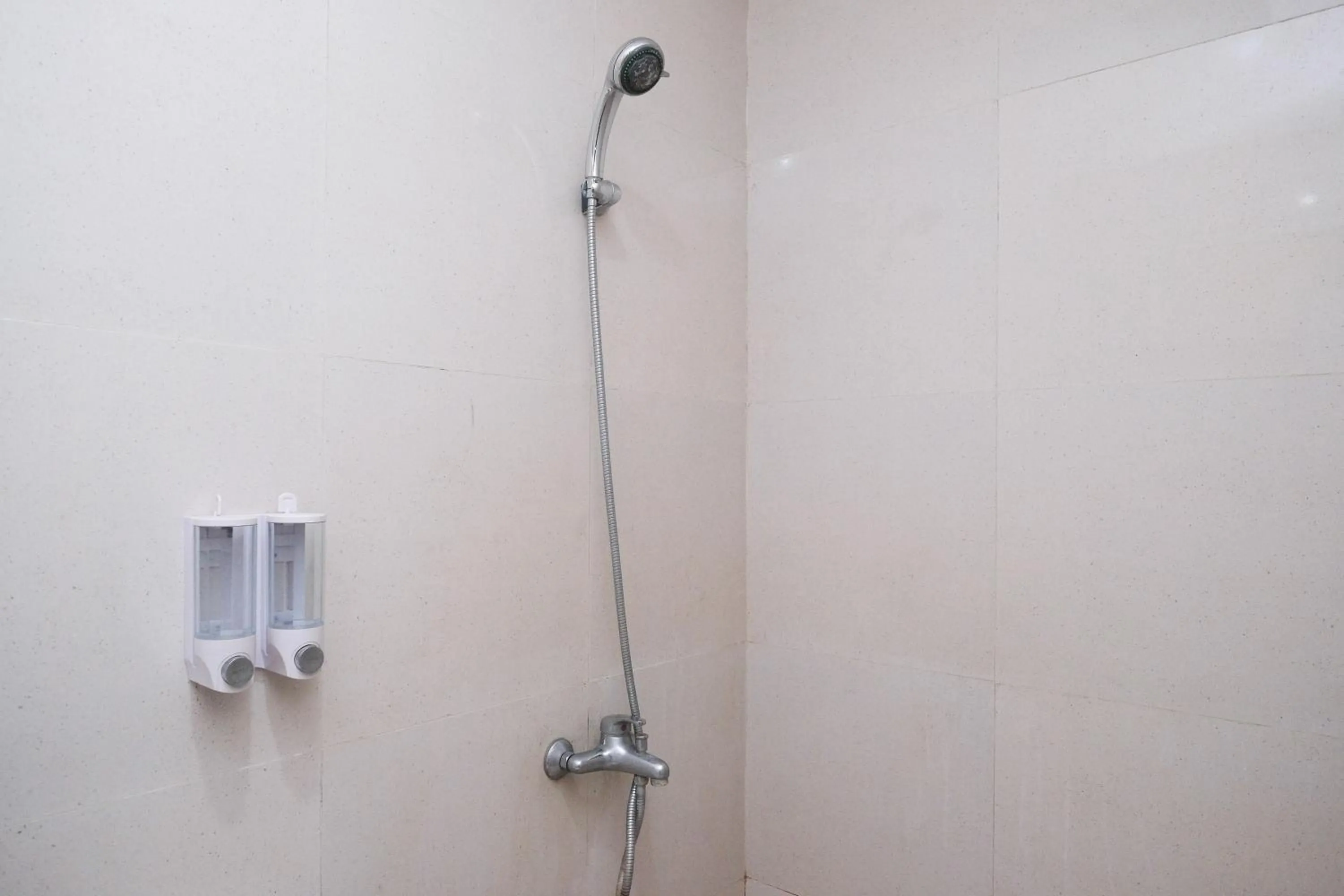 Shower in Urbanview Syariah Kadarman Home Laweyan by RedDoorz