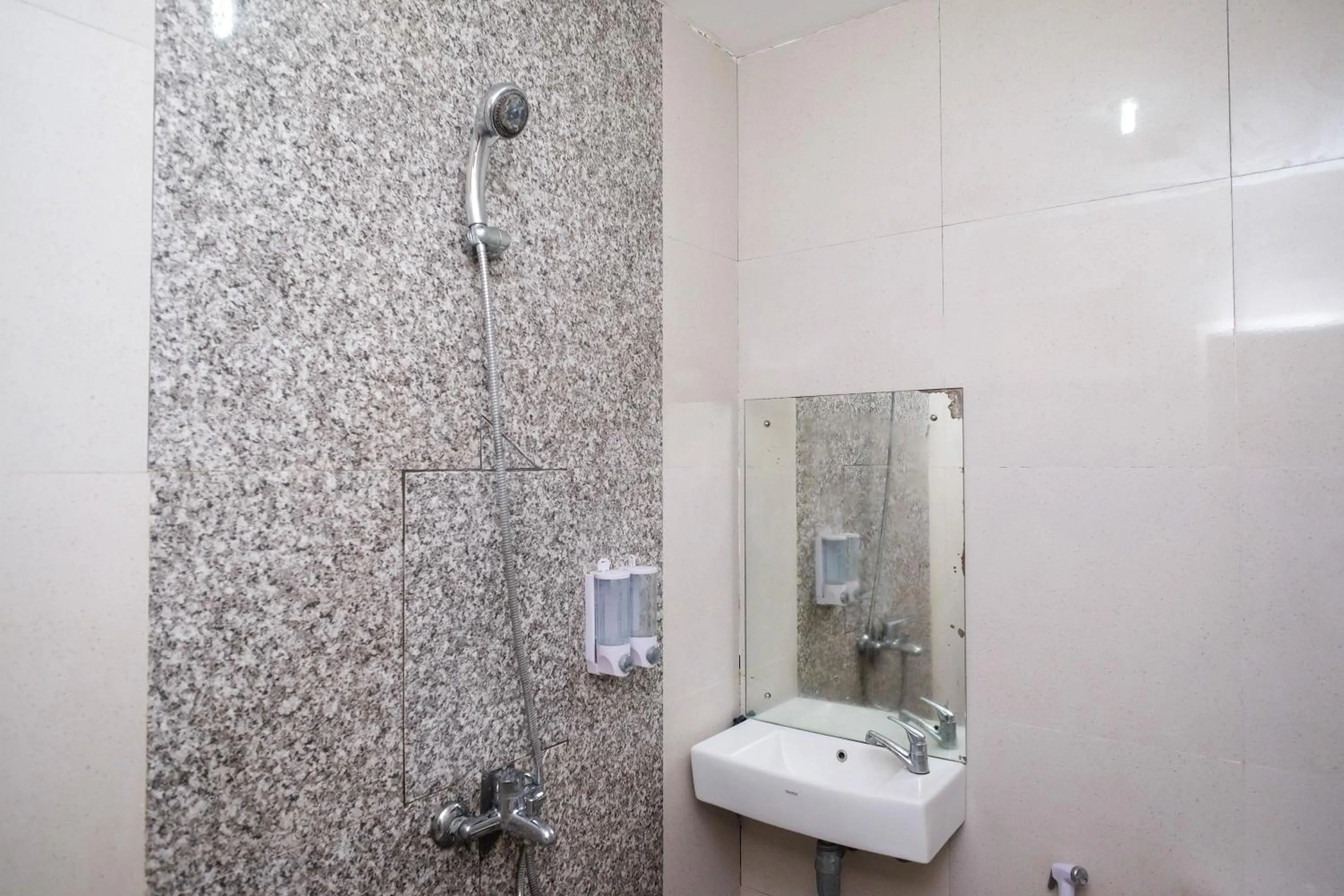 Shower in Urbanview Syariah Kadarman Home Laweyan by RedDoorz