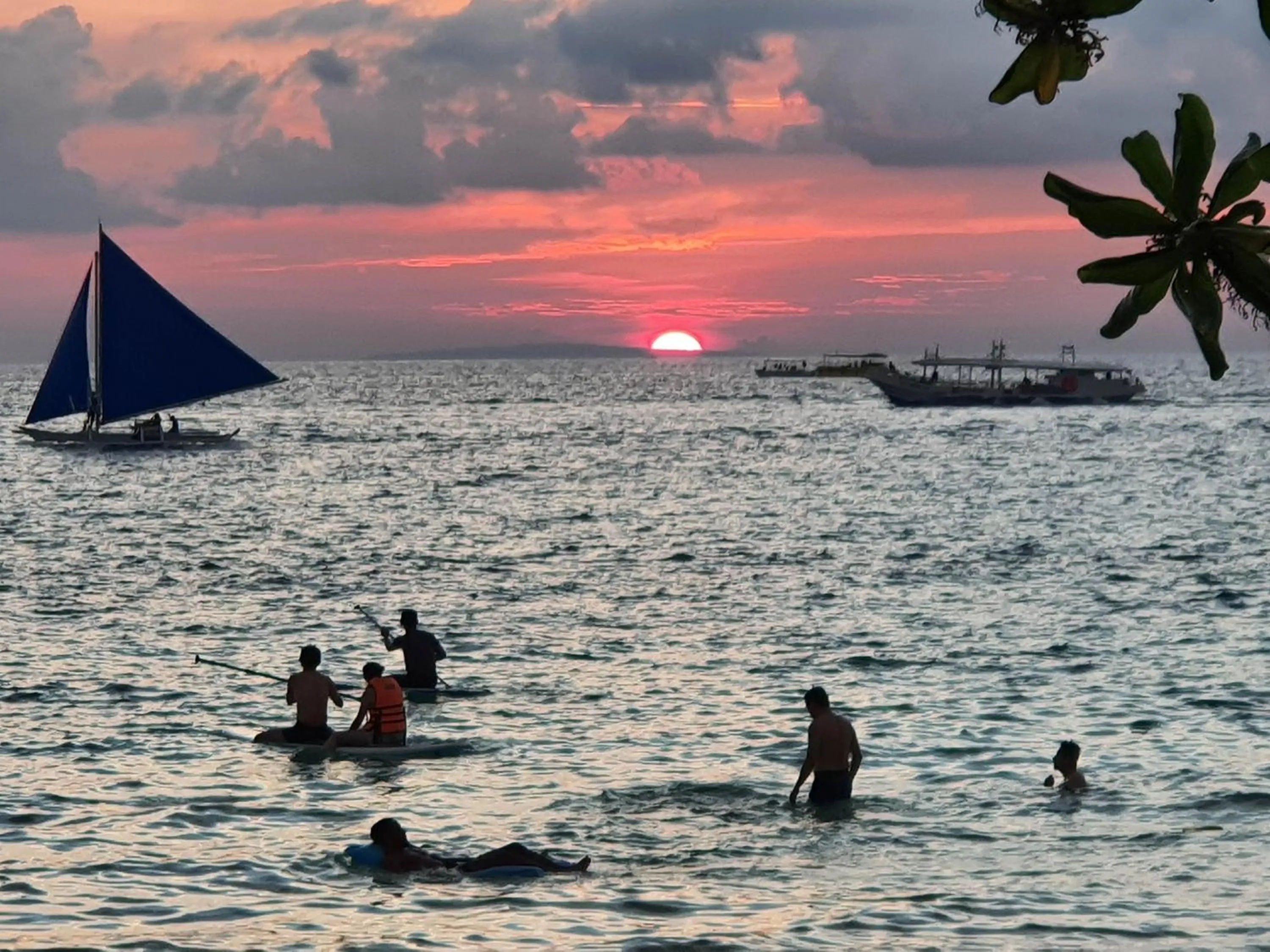 People in Cocoloco Beach Resort
