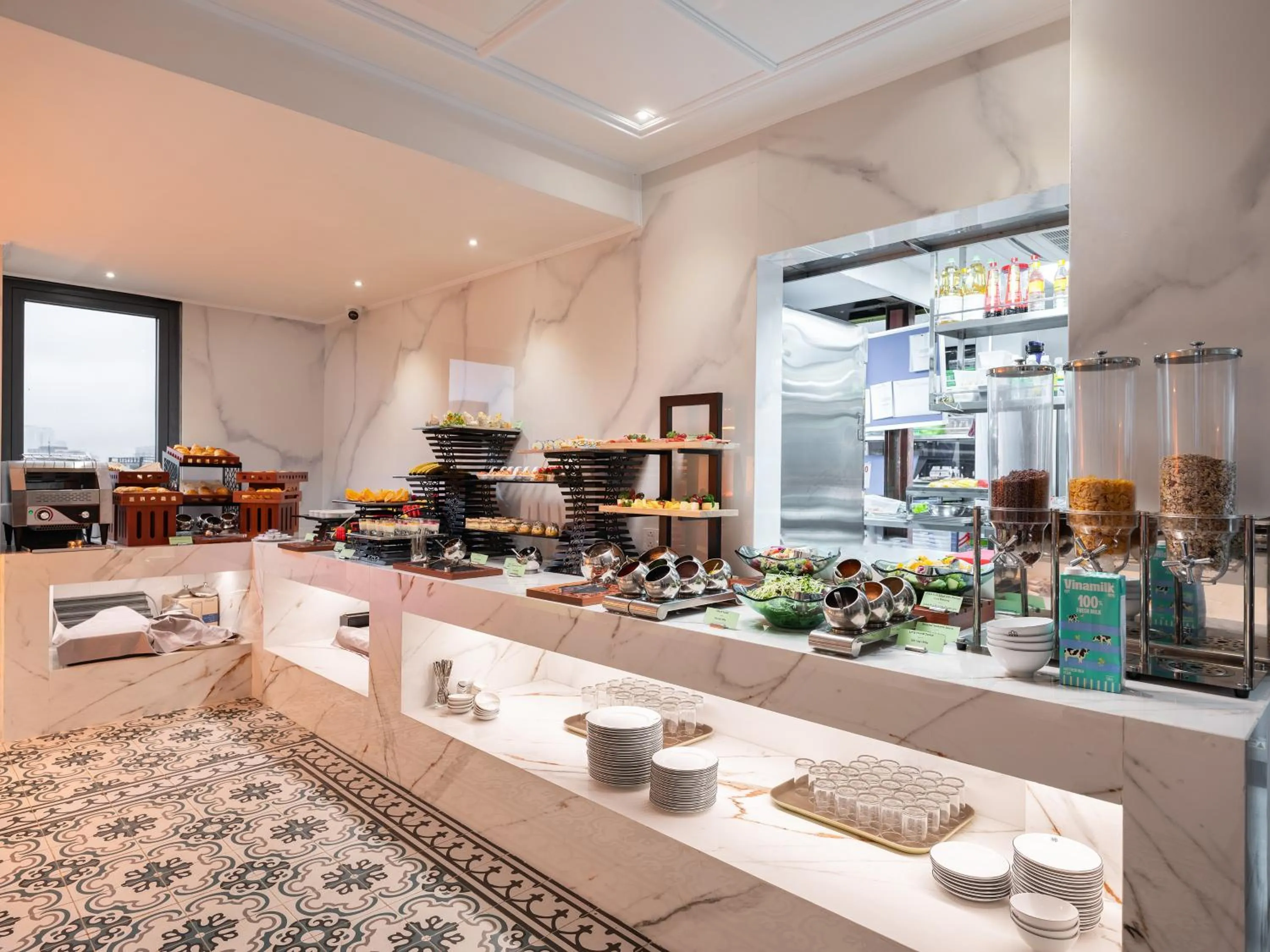 Restaurant/places to eat in L'Signature Hotel & Spa