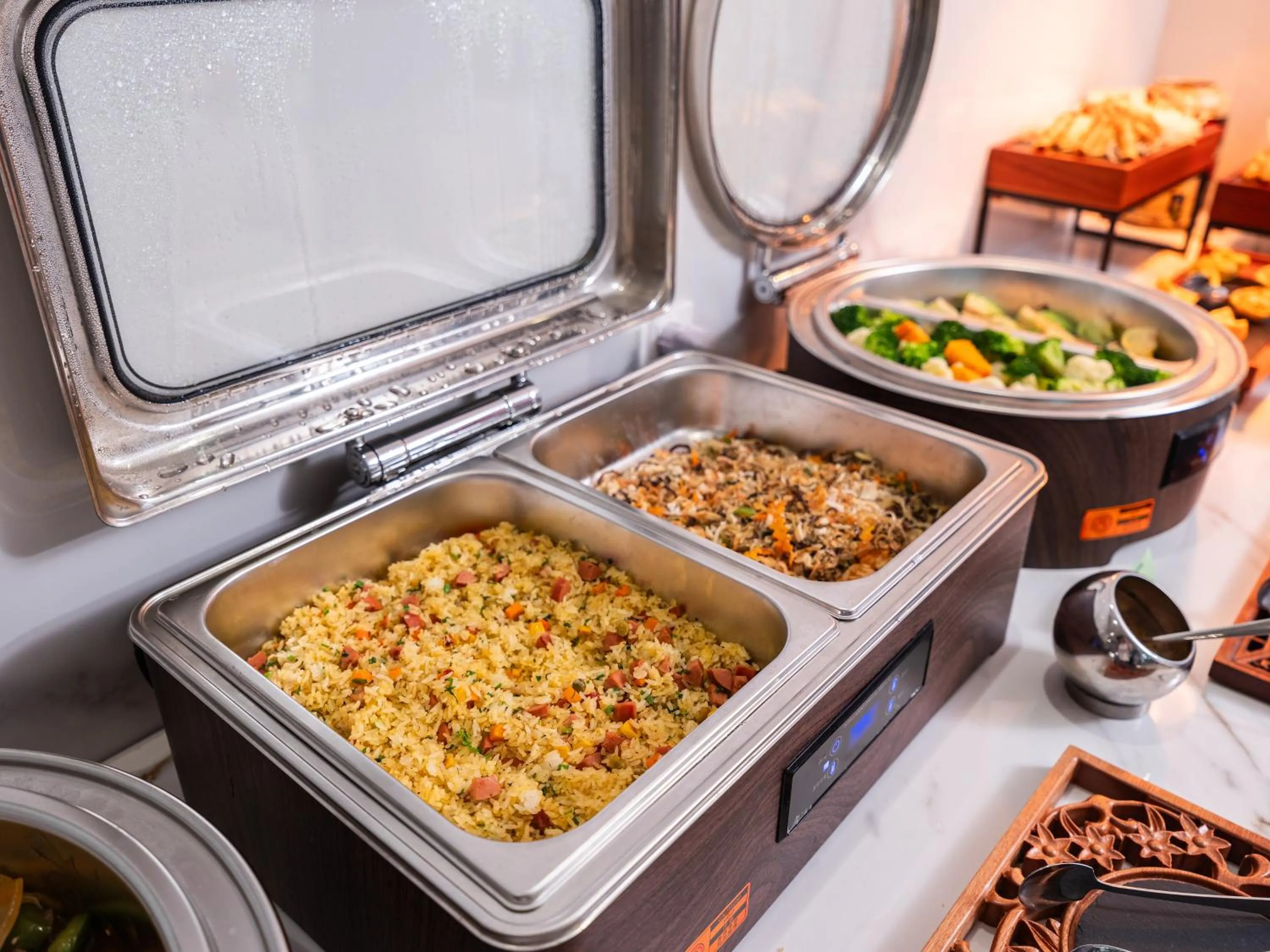 Restaurant/places to eat in L'Signature Hotel & Spa