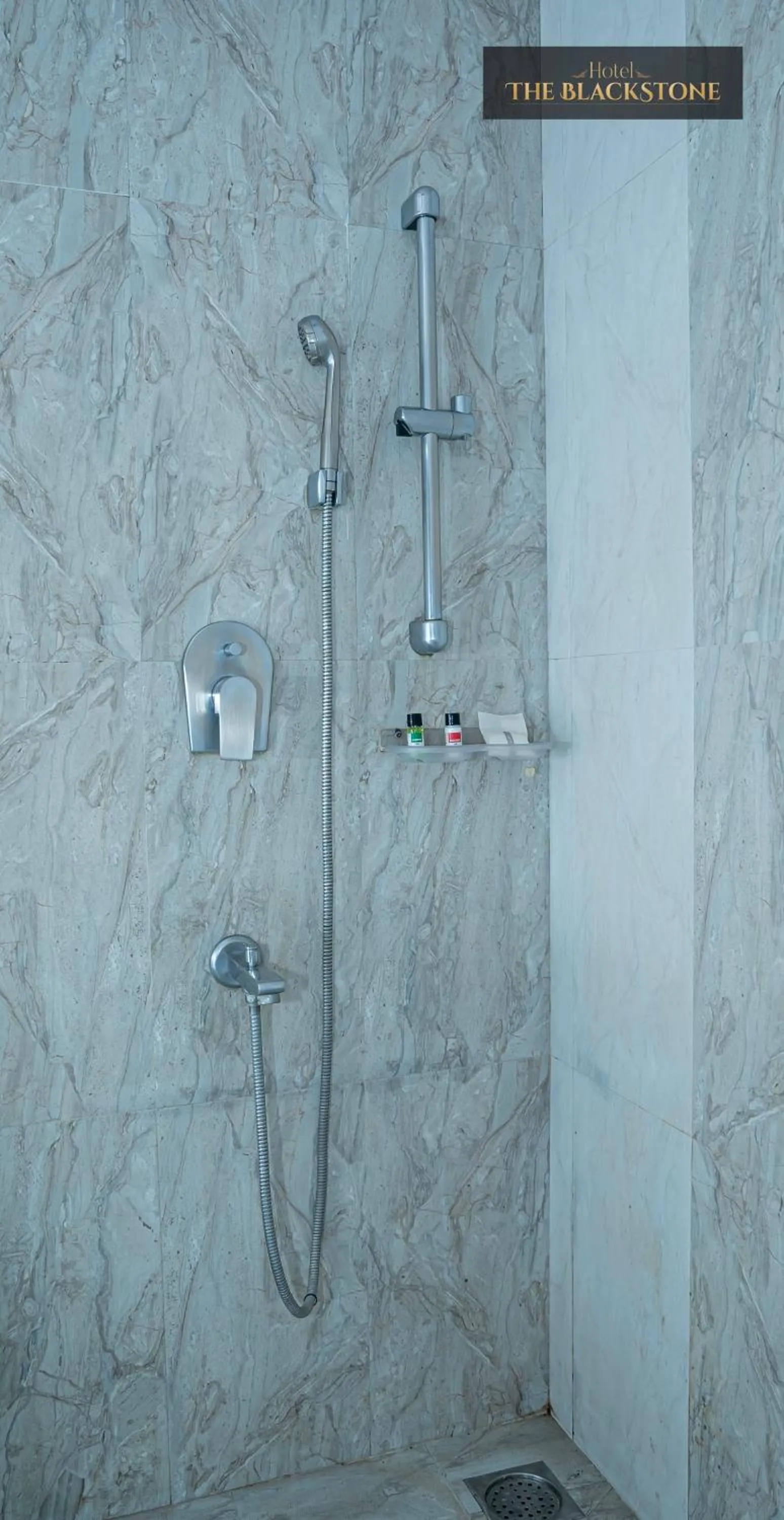 Shower in Hotel The Black Stone