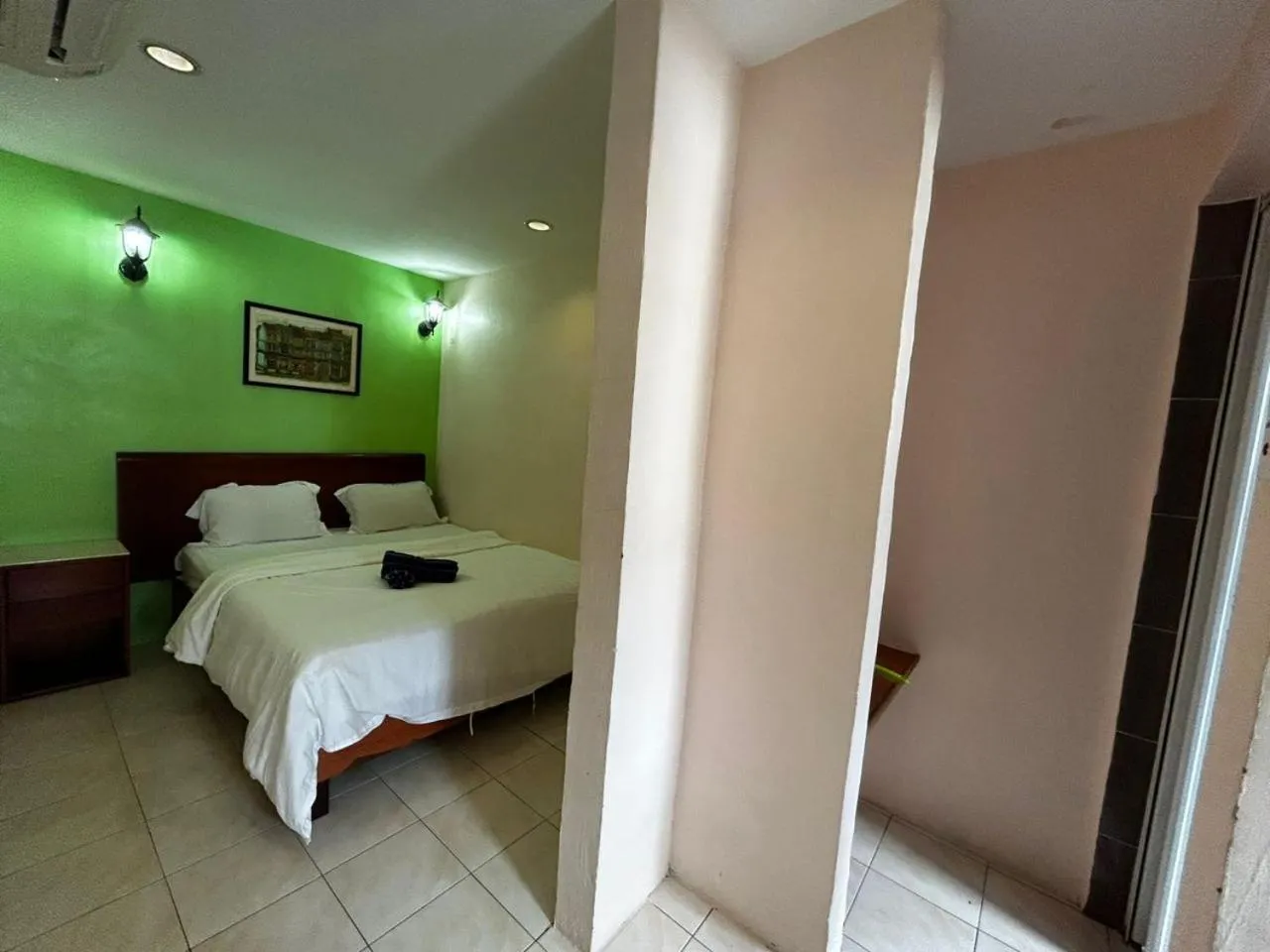 Photo of the whole room in Hotel Harbour Stay