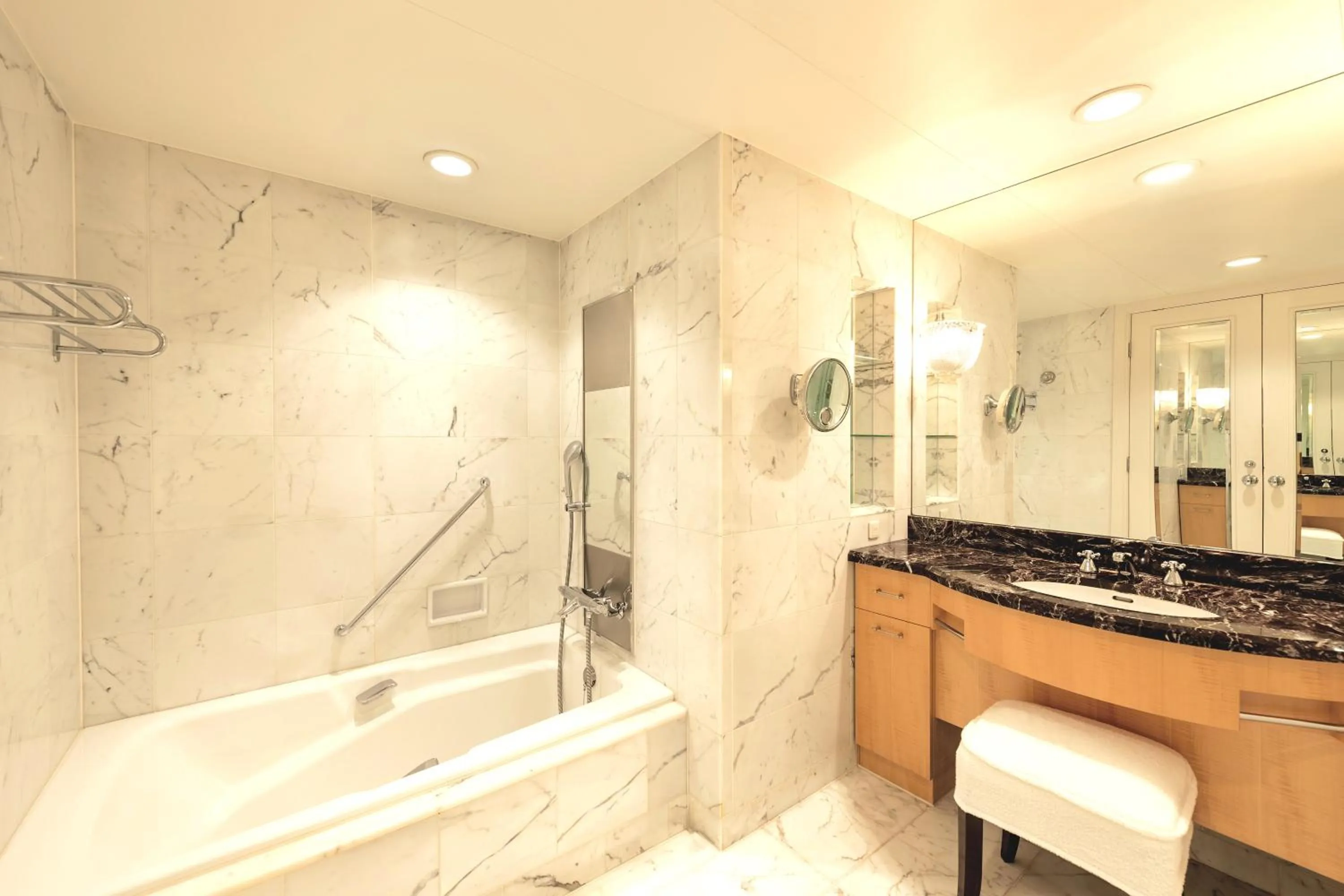 Shower in Hotel Hankyu International