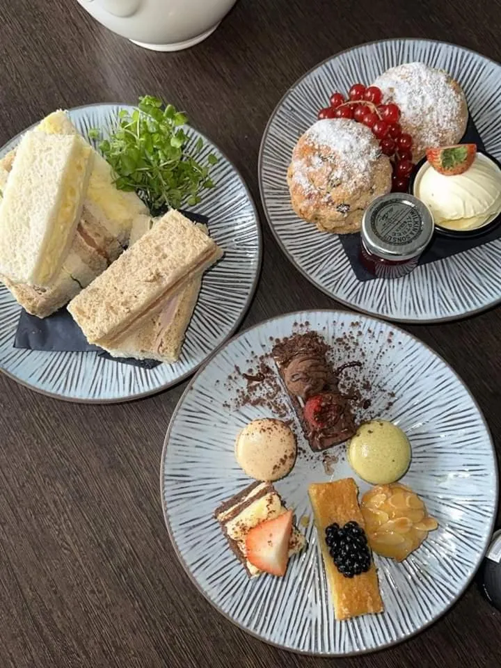 Restaurant/places to eat in Harbour Heights Hotel