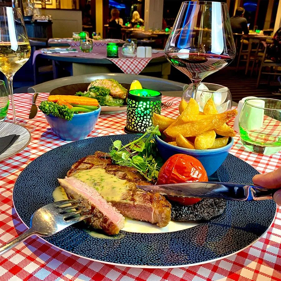 Restaurant/places to eat in Harbour Heights Hotel