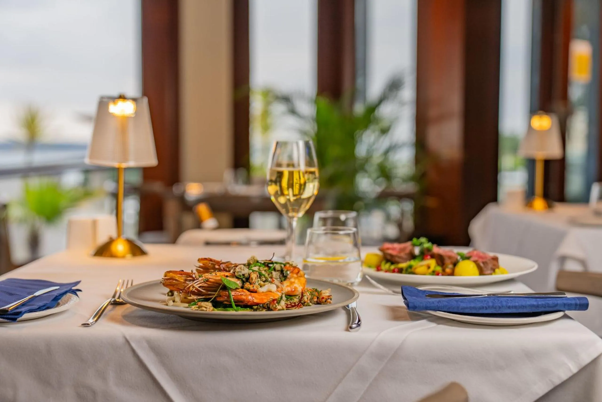 Restaurant/places to eat in Harbour Heights Hotel