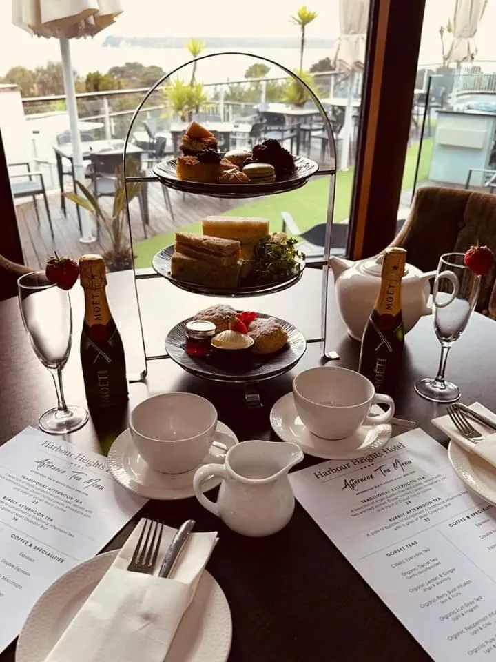 Restaurant/places to eat in Harbour Heights Hotel