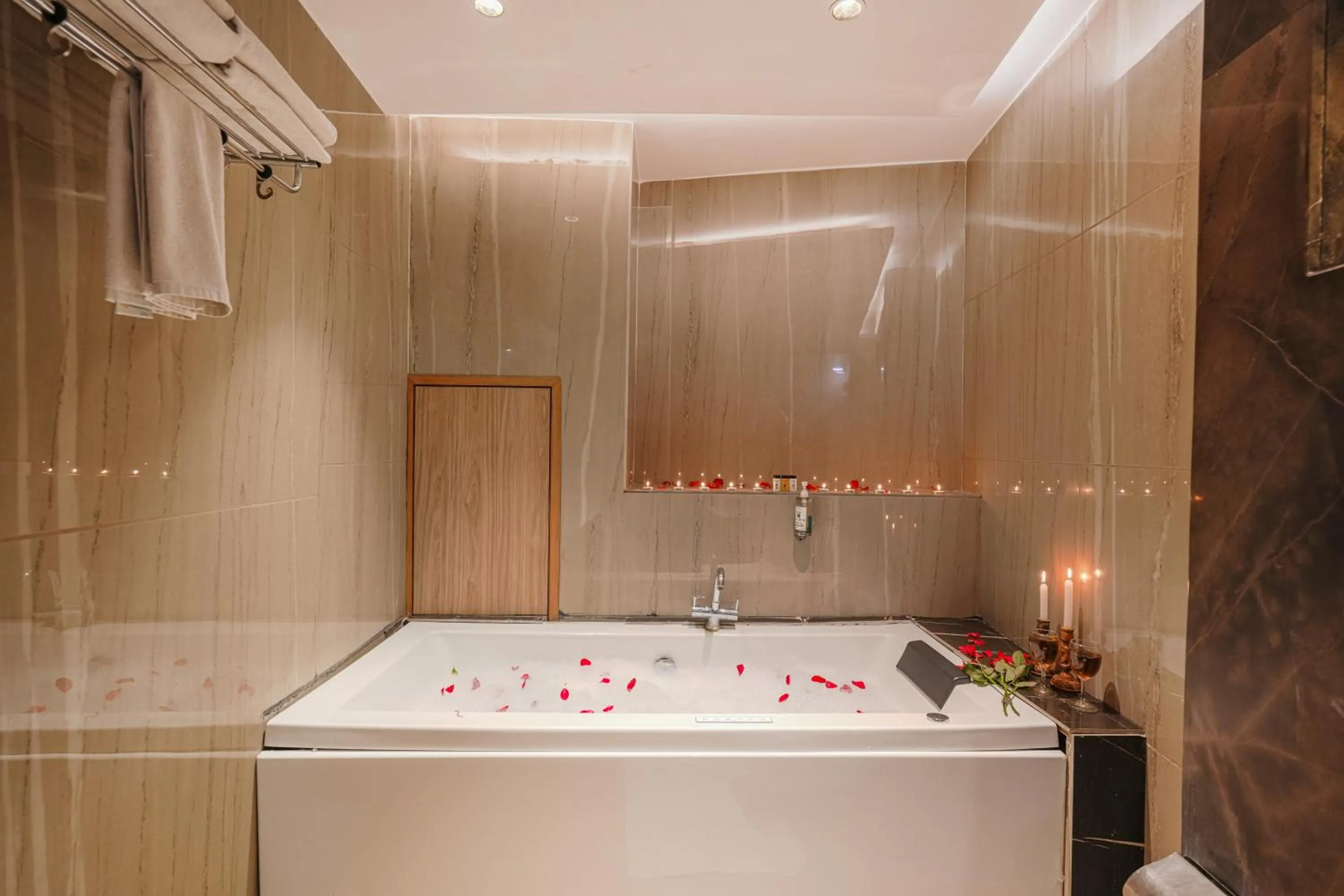 Bath in Quality Inn Elite Levelup Boutique