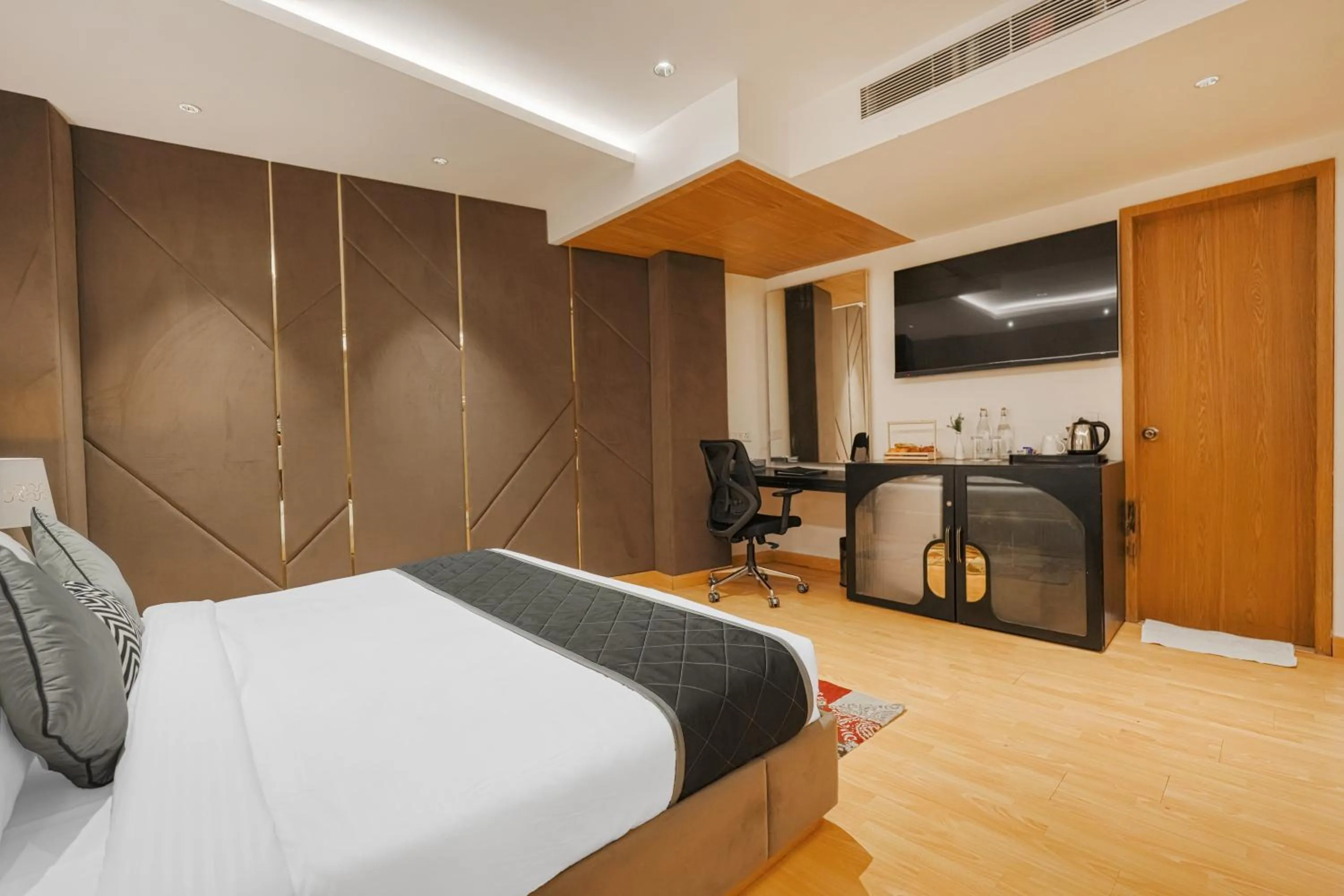 Photo of the whole room in Quality Inn Elite Levelup Boutique