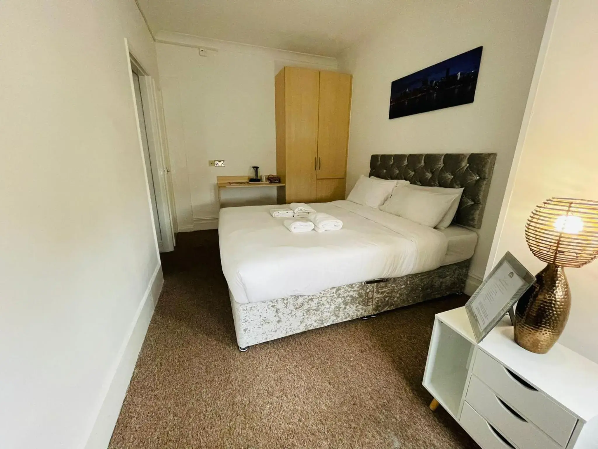 Standard Double Room in Star Hotel, South Leicester Standard Double Room in Star Hotel, South Leicester