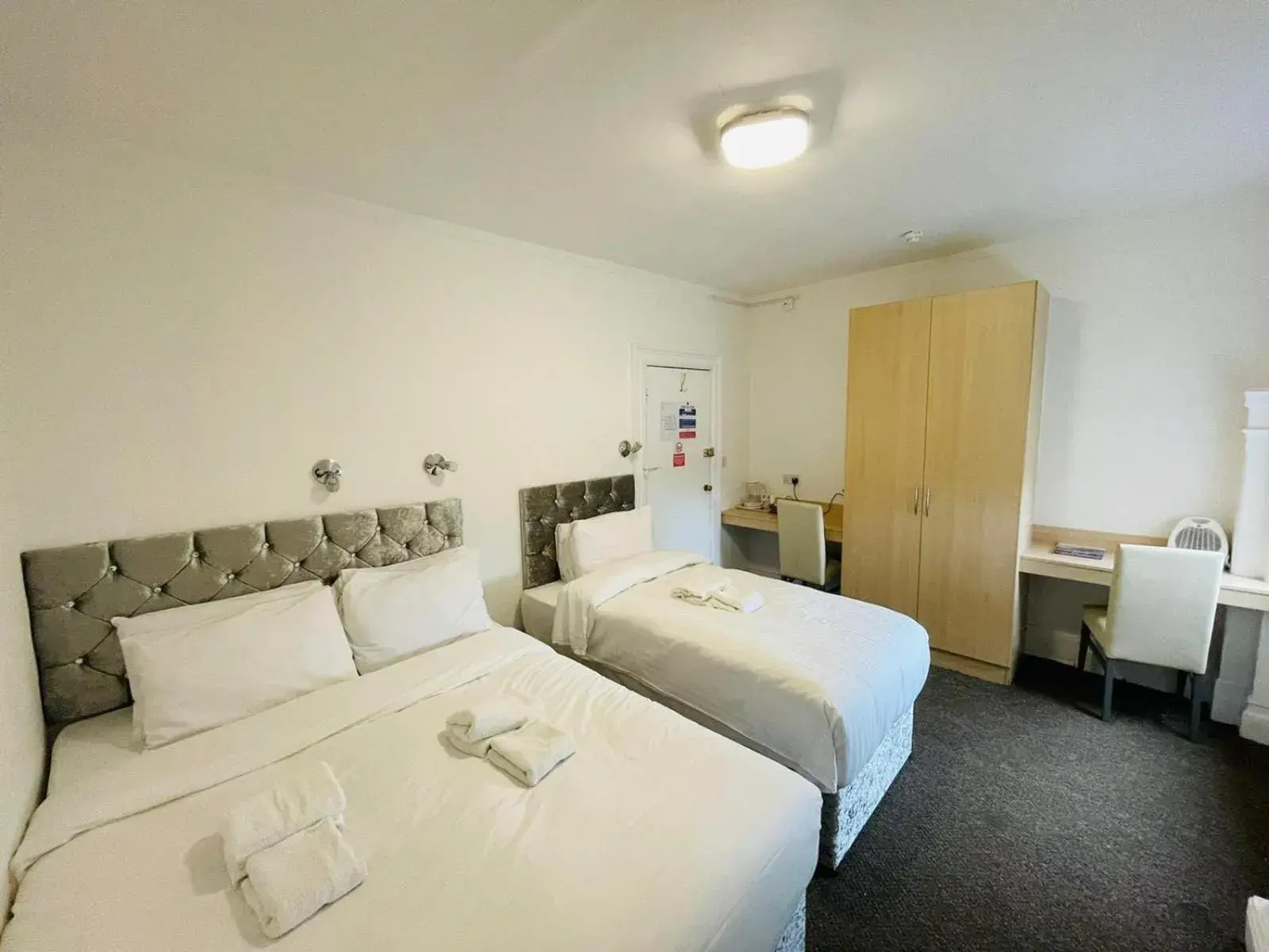 Deluxe Triple Room in Star Hotel, South Leicester Deluxe Triple Room in Star Hotel, South Leicester