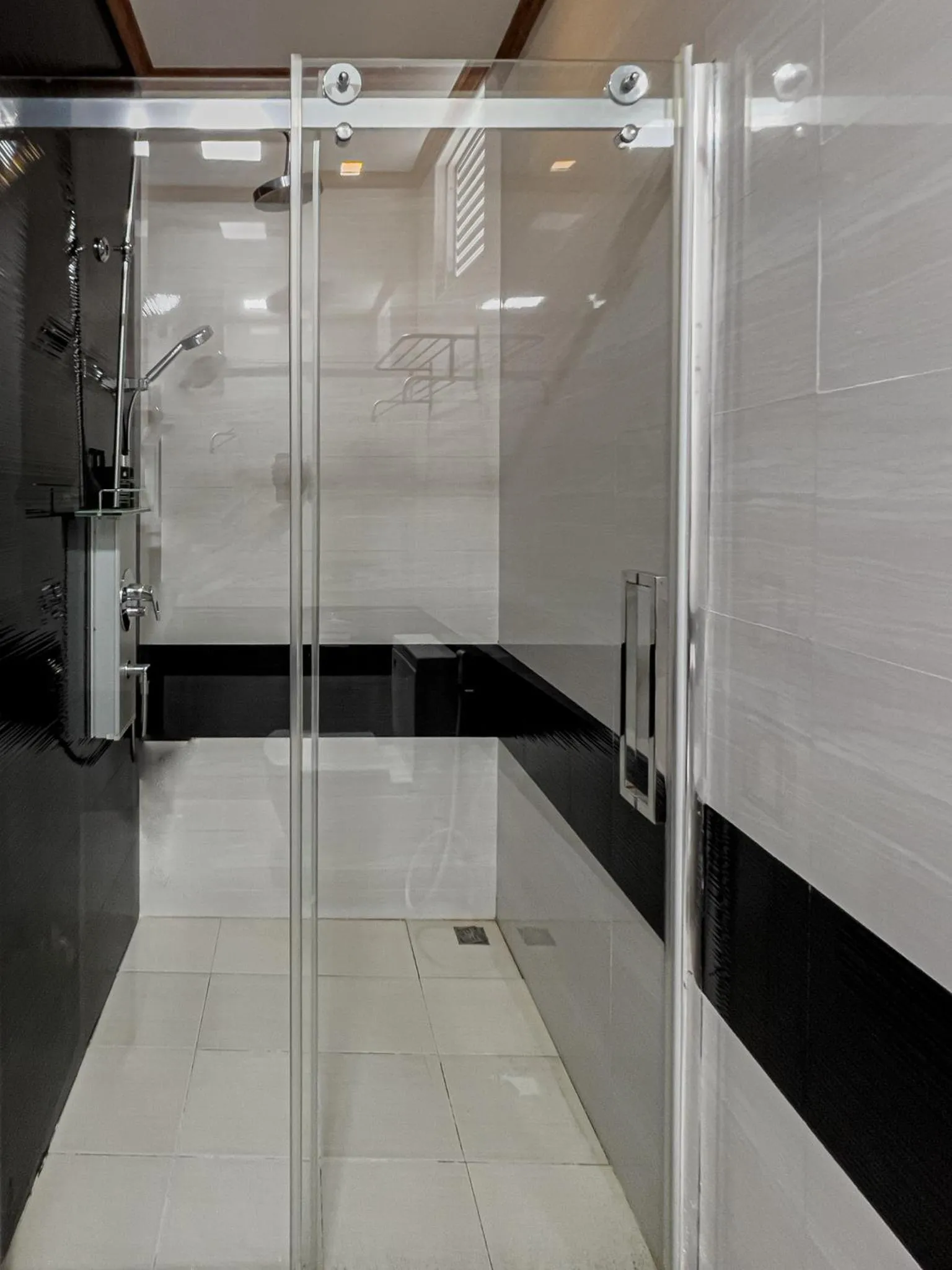 Shower in Maaniya Palace