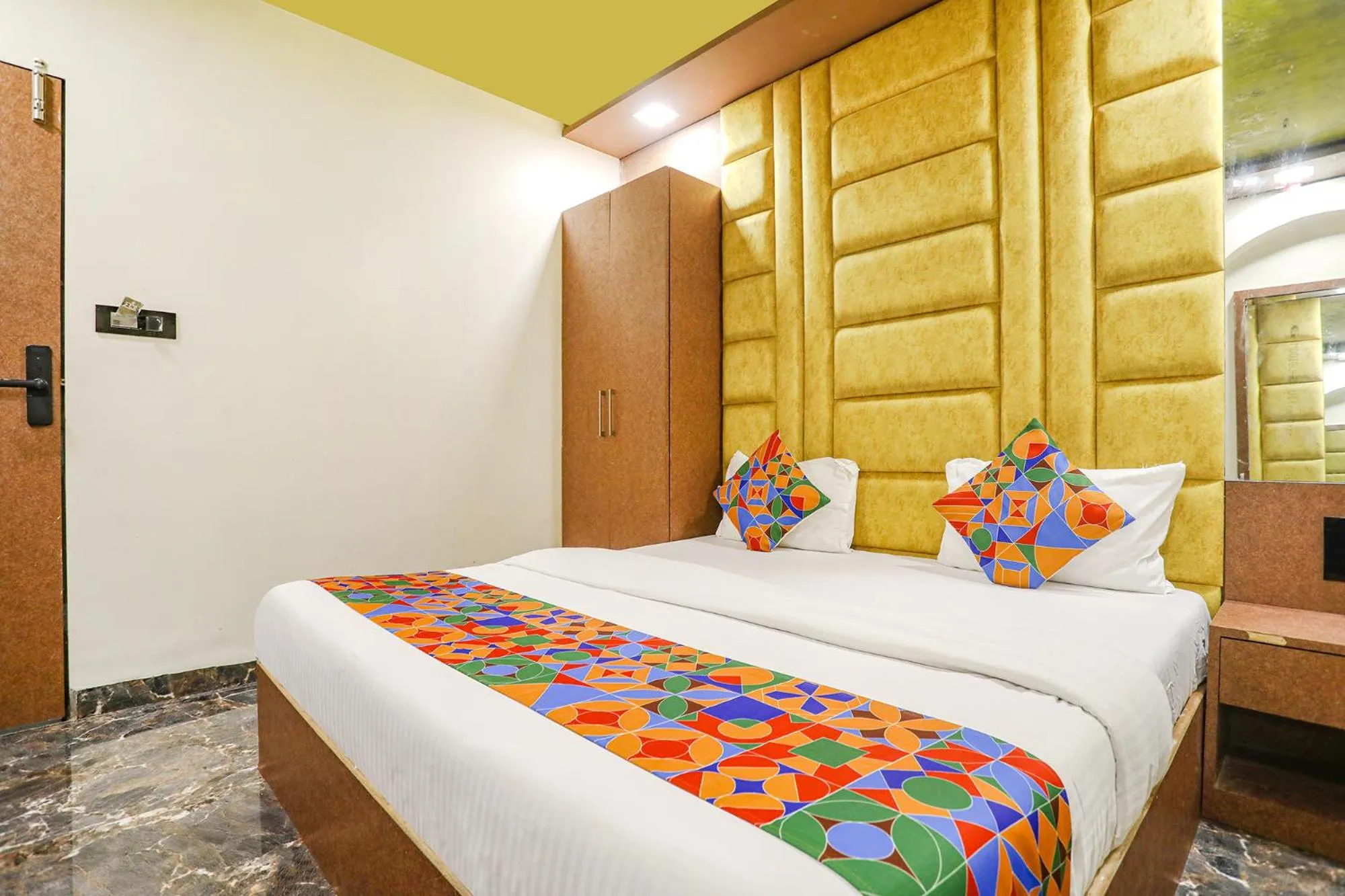 Bed in HOTEL VERSOVA INN