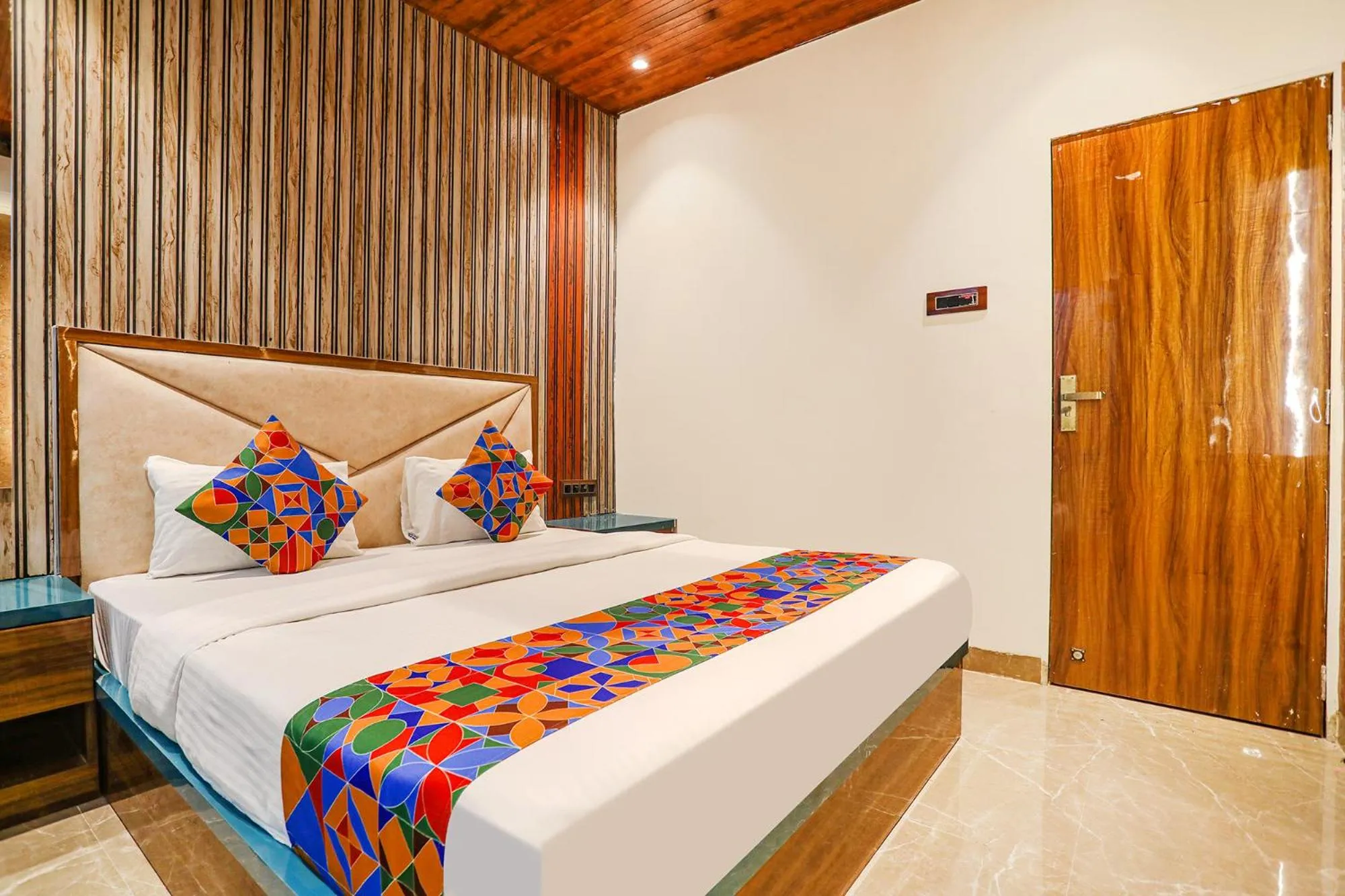 Bed in HOTEL VERSOVA INN