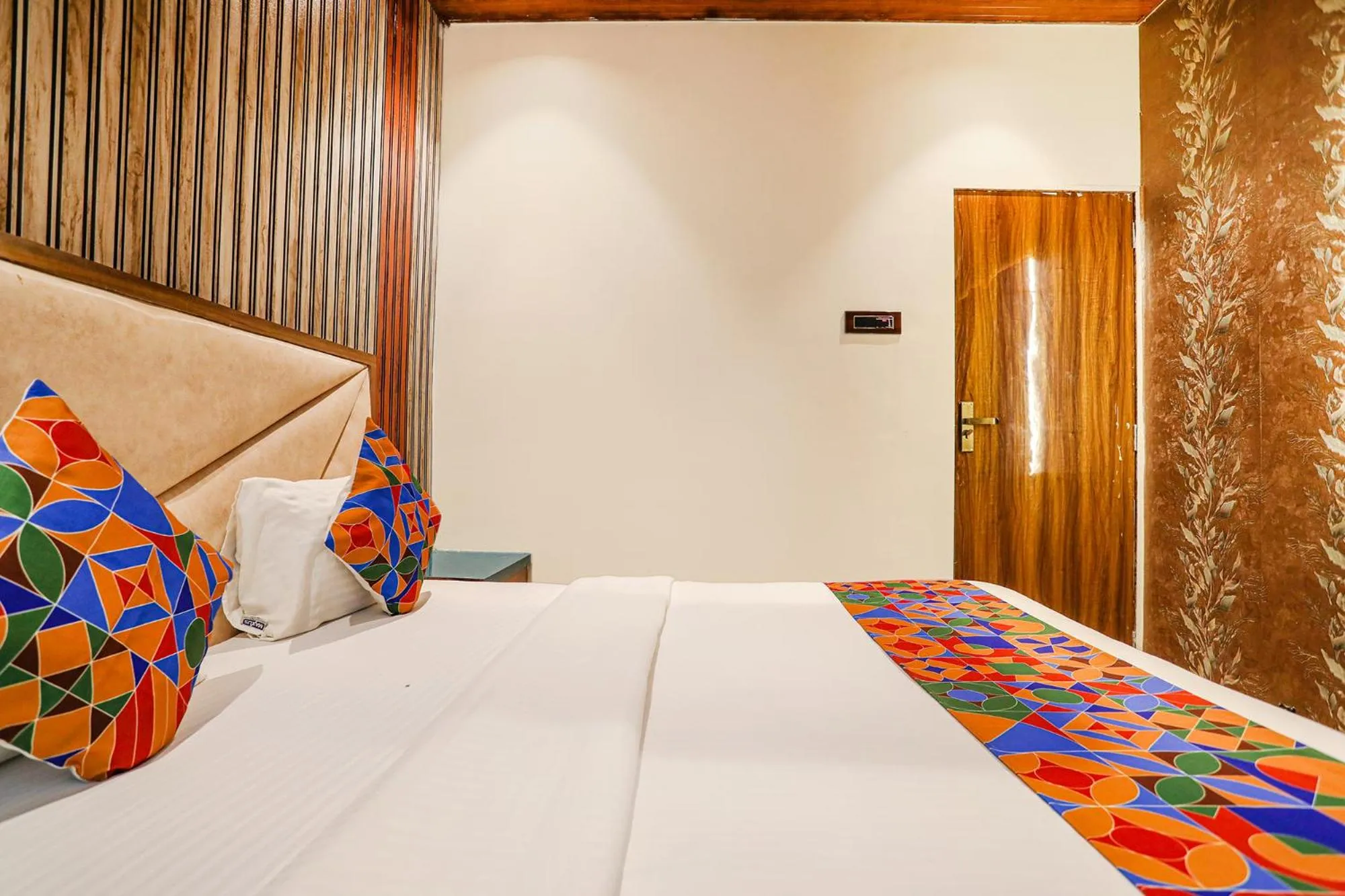 Bed in HOTEL VERSOVA INN