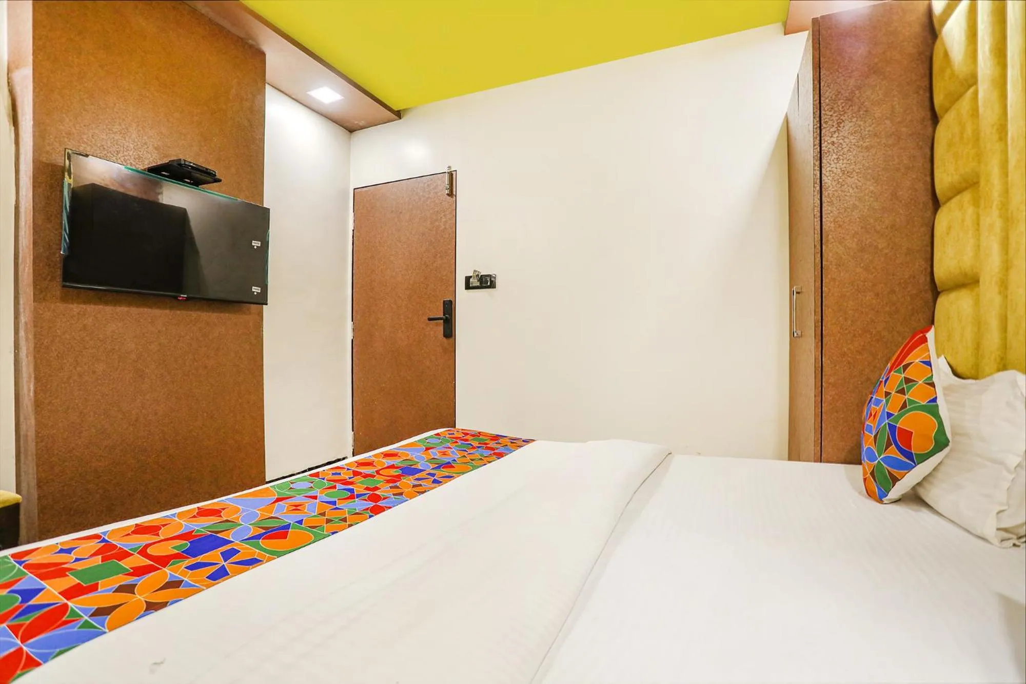 Bed in HOTEL VERSOVA INN