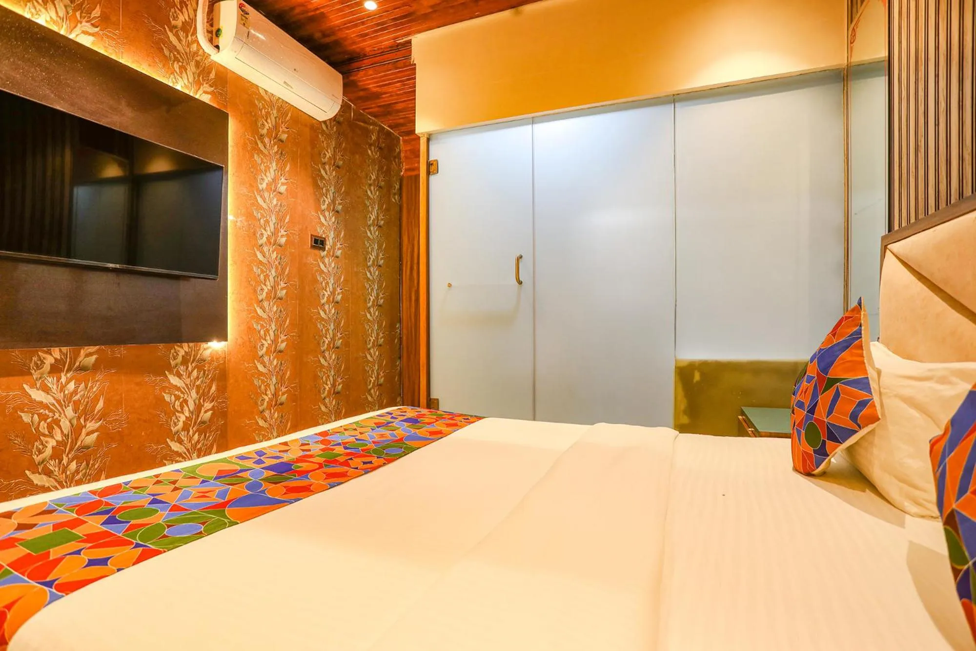 Bed in HOTEL VERSOVA INN