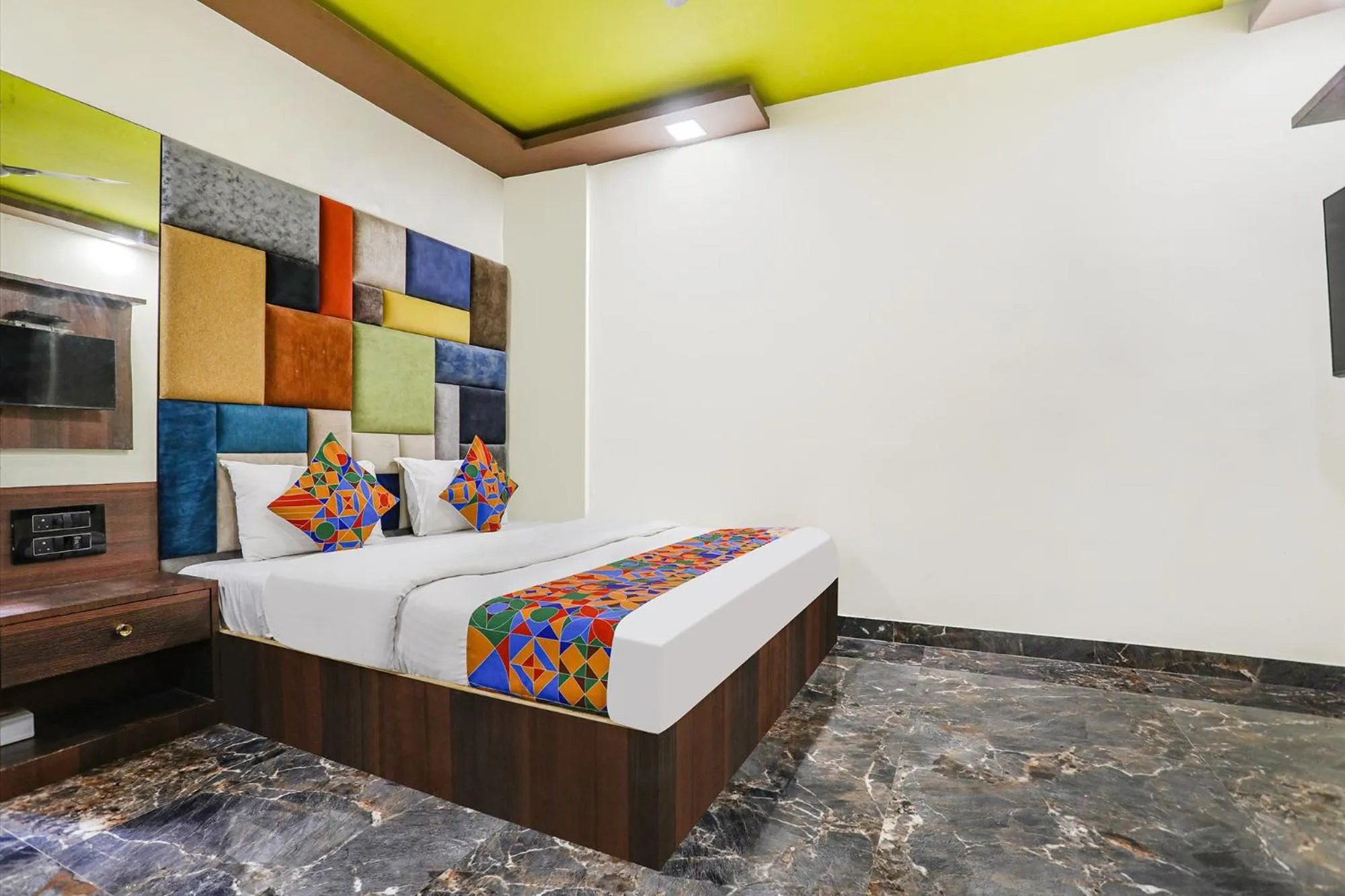 Bed in HOTEL VERSOVA INN