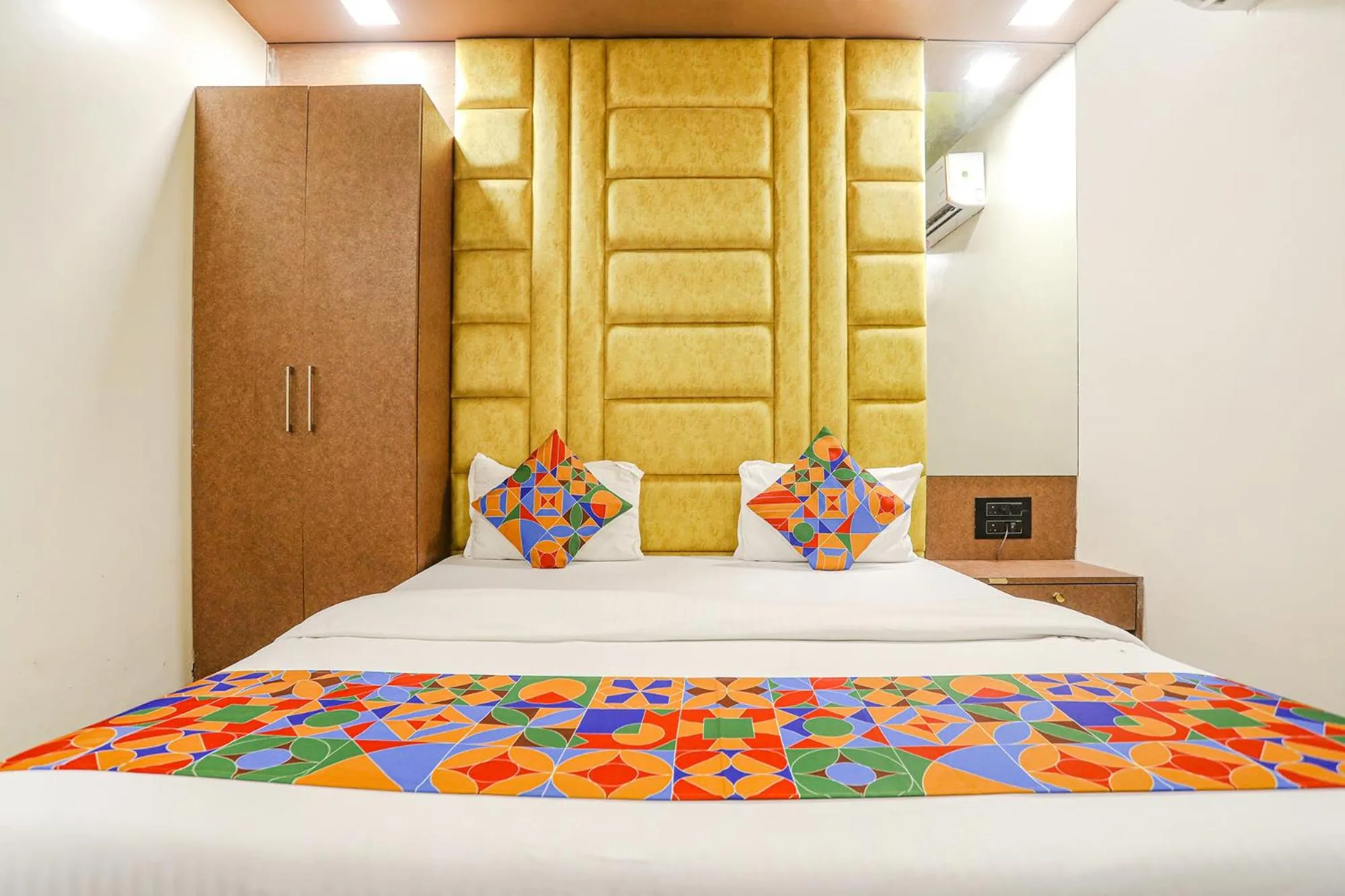 Bed in HOTEL VERSOVA INN