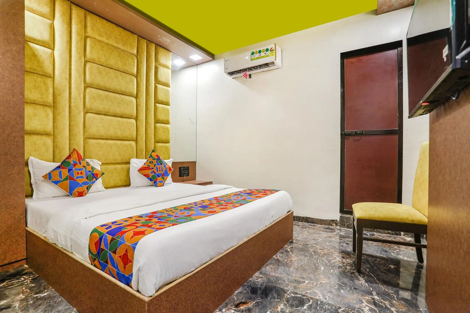 Bed in HOTEL VERSOVA INN