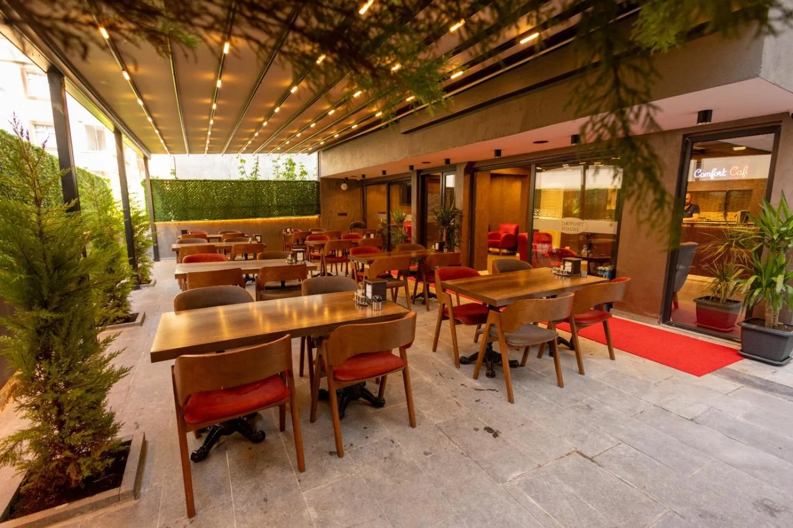 Restaurant/places to eat in COMFORT HOUSE HOTEL