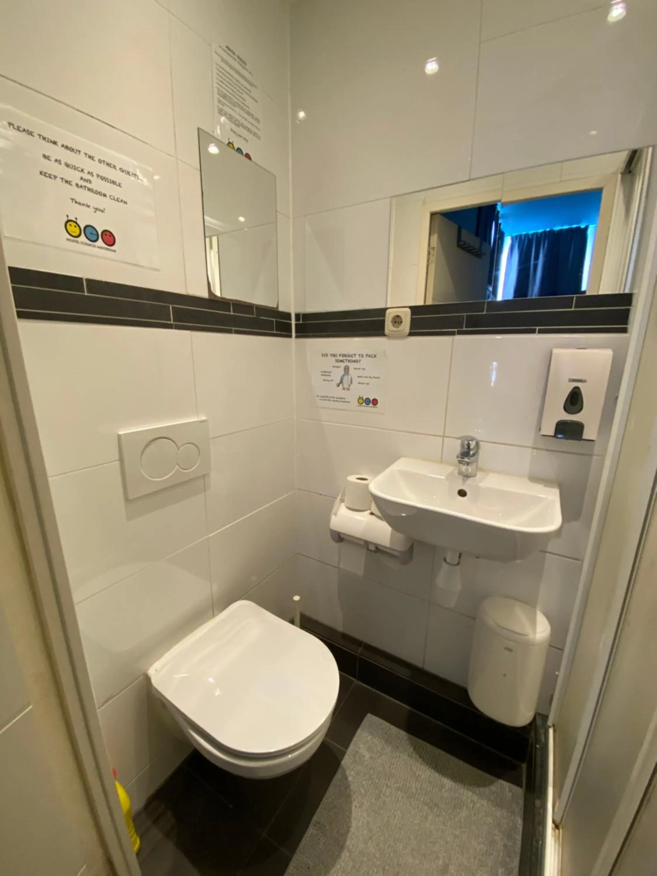 Toilet in Hostel Cosmos Amsterdam