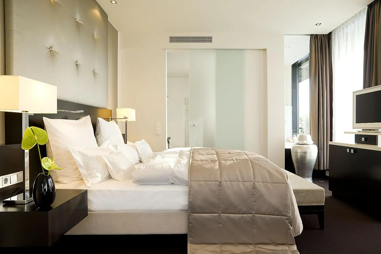 Bed in Relais & Châteaux Hotel Burg Schwarzenstein