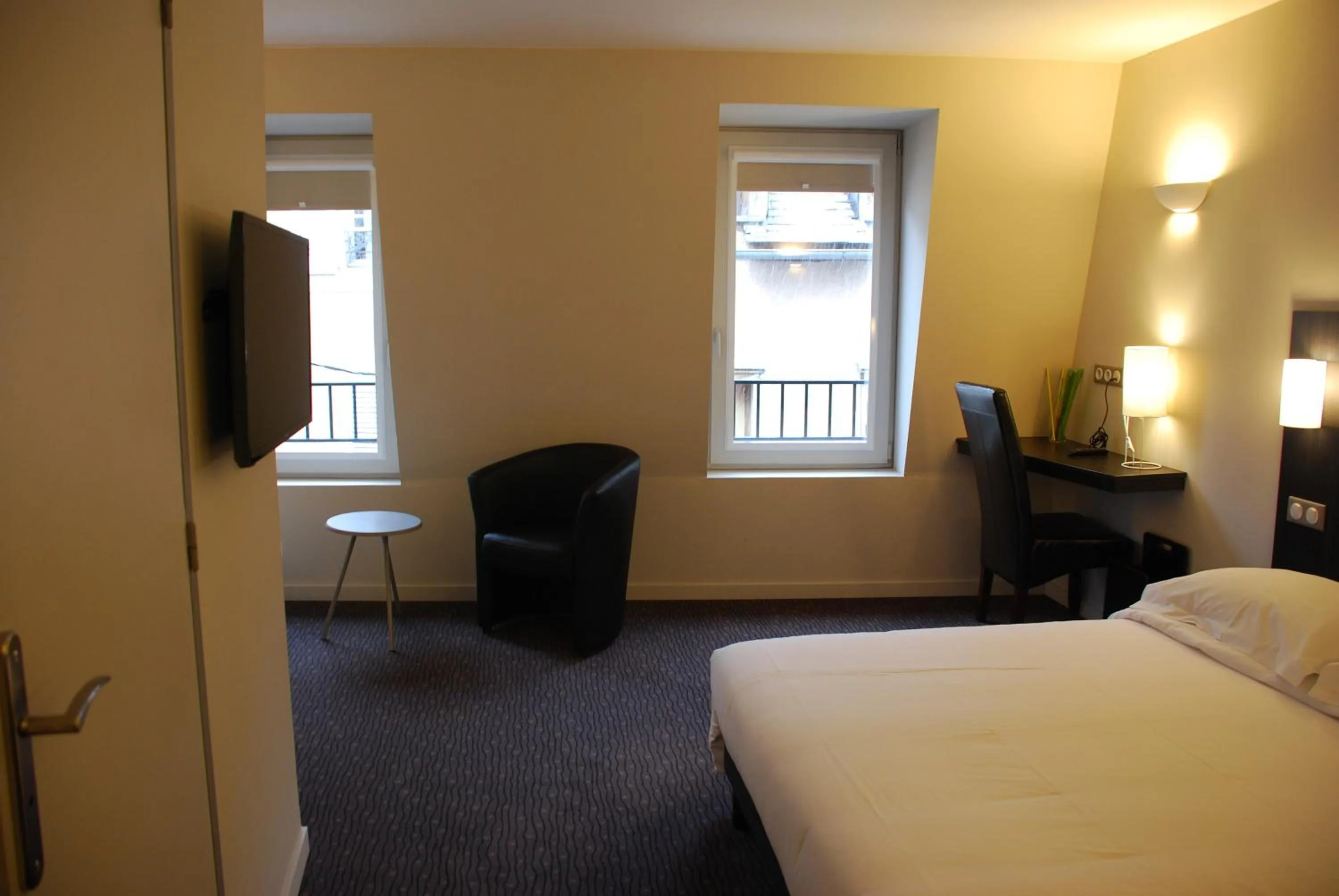 Day, Bed in Ruthenium Hotel