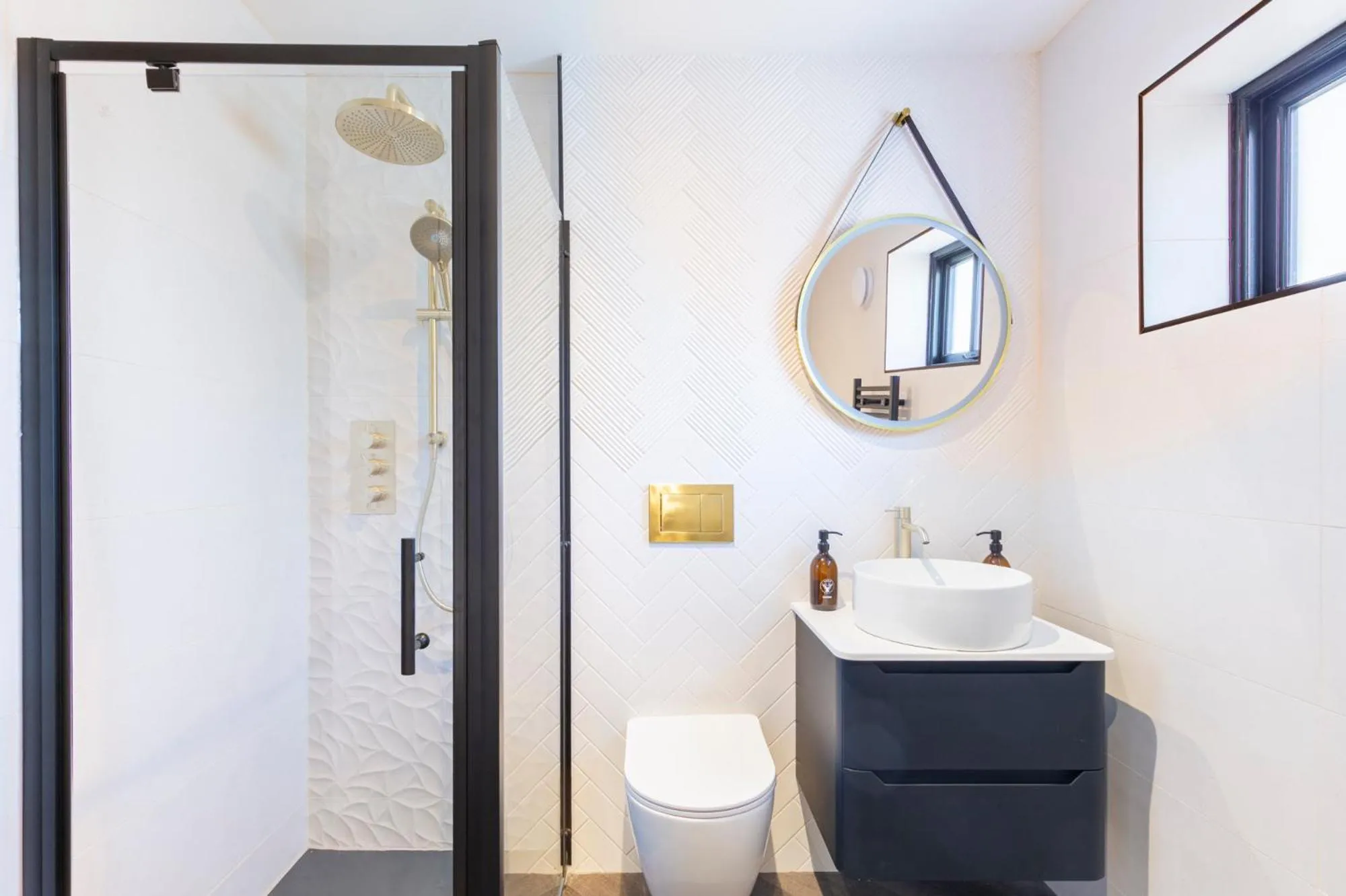 Shower in Wainstones Hotel