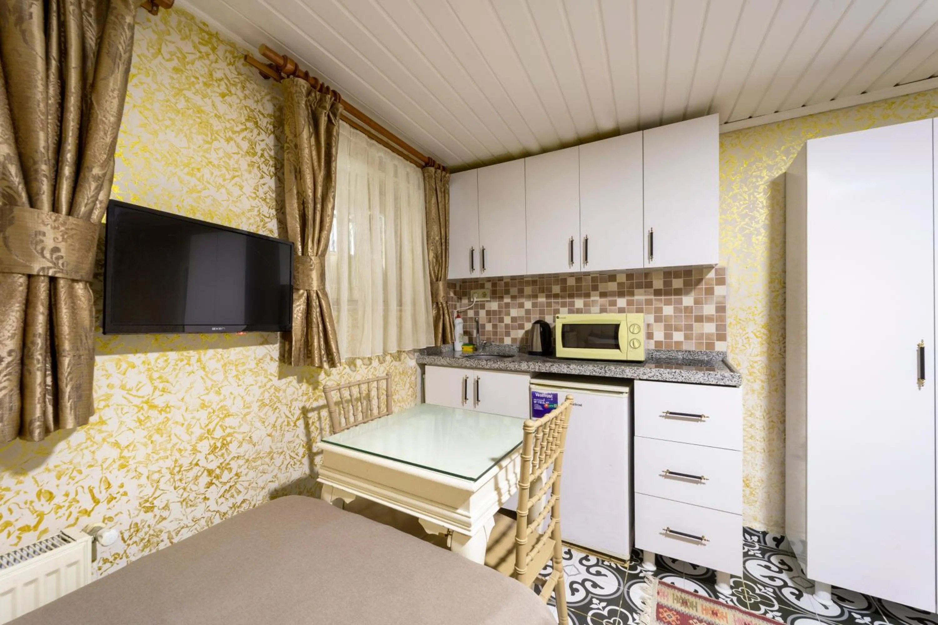 TV and multimedia in Alhambra Apart Hotel