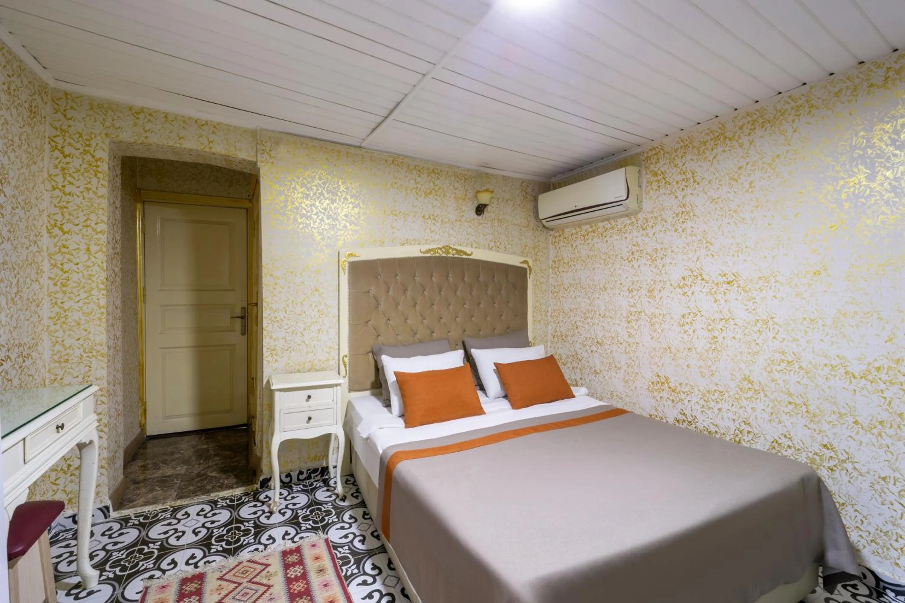 Bed in Alhambra Apart Hotel