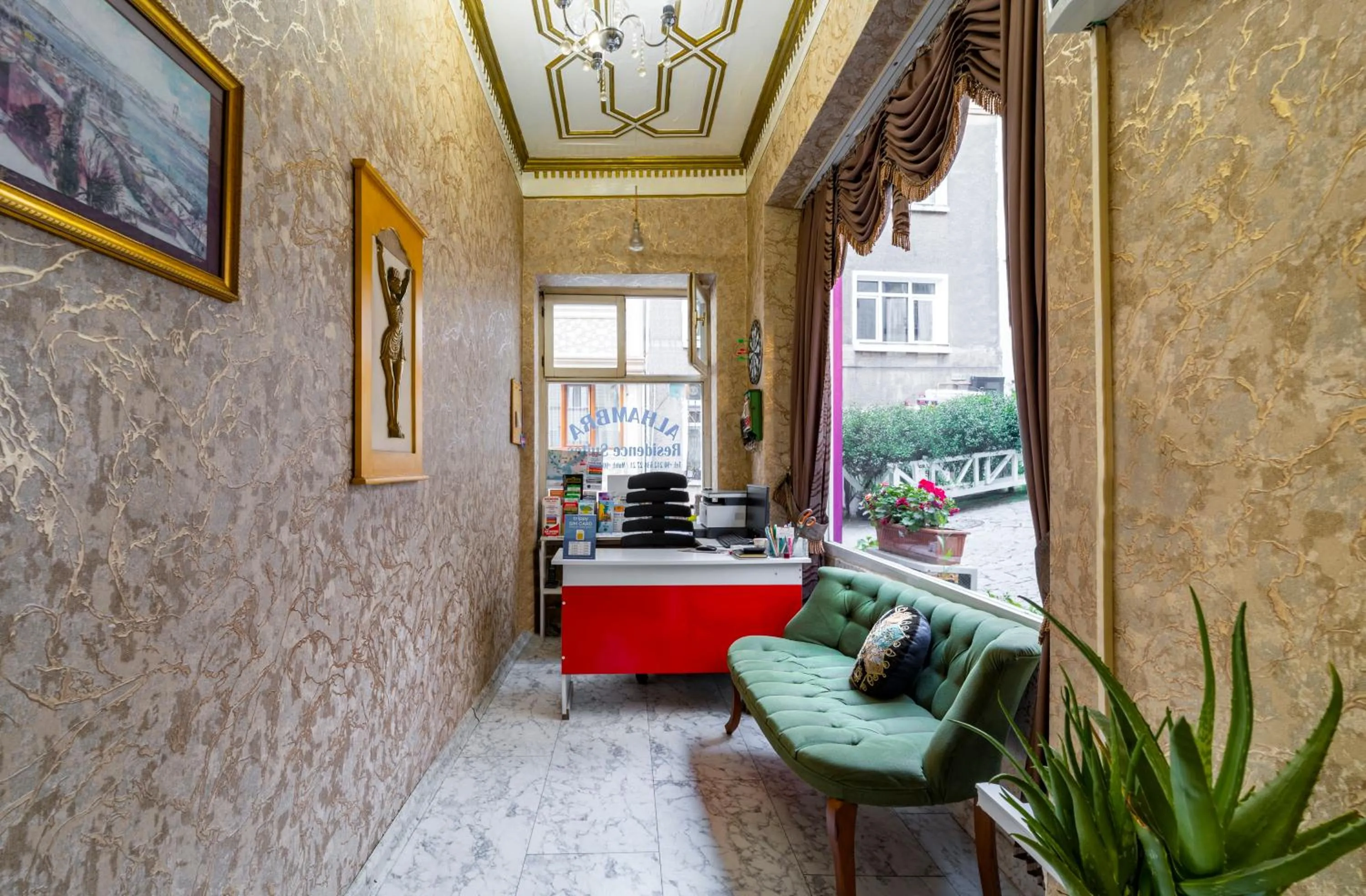 Lobby or reception in Alhambra Apart Hotel