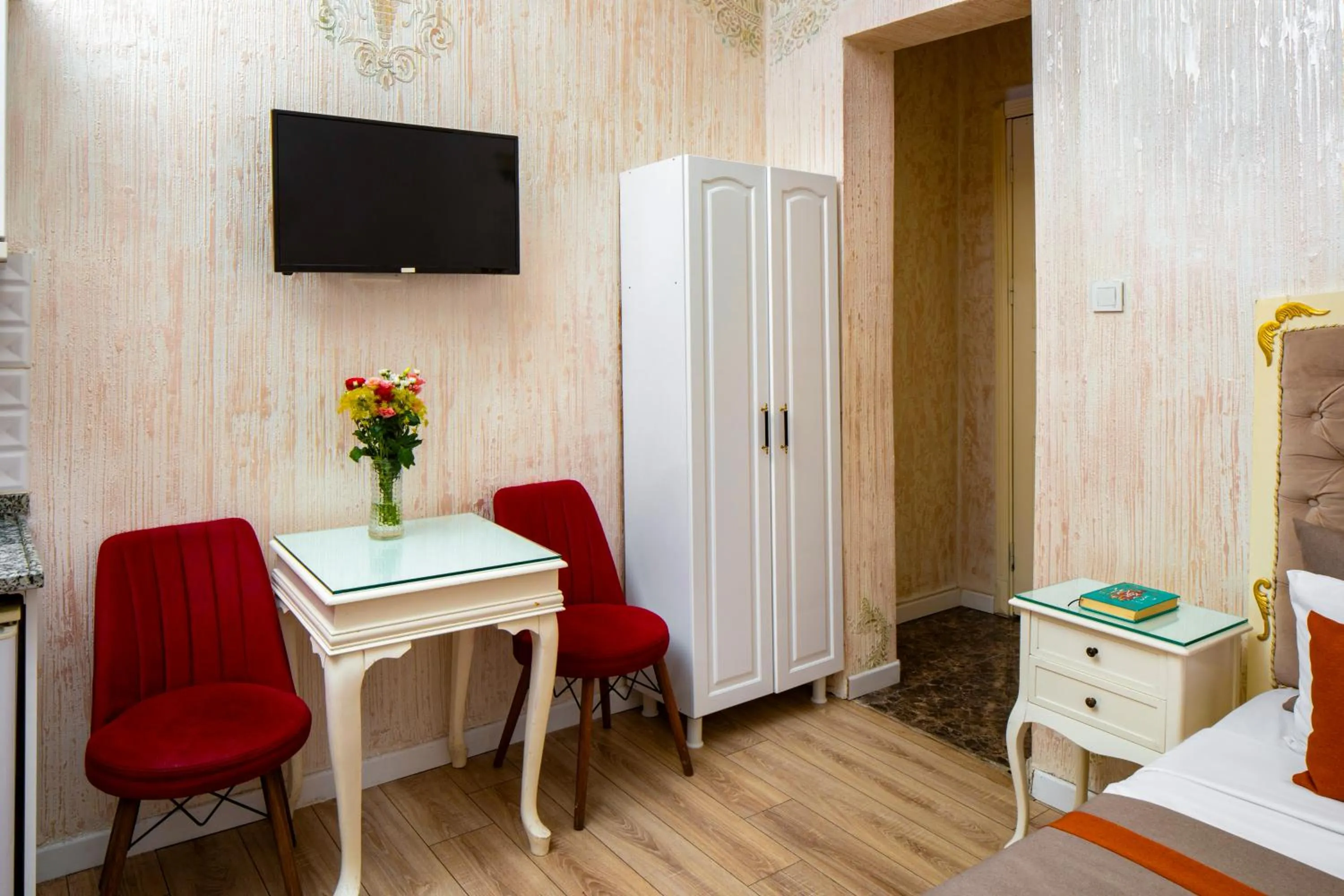 TV and multimedia in Alhambra Apart Hotel