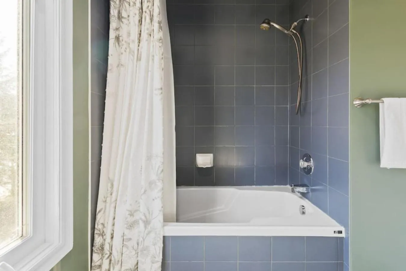 Bathroom in 3BR Bright Mountain View Condo at Blue on Monterra