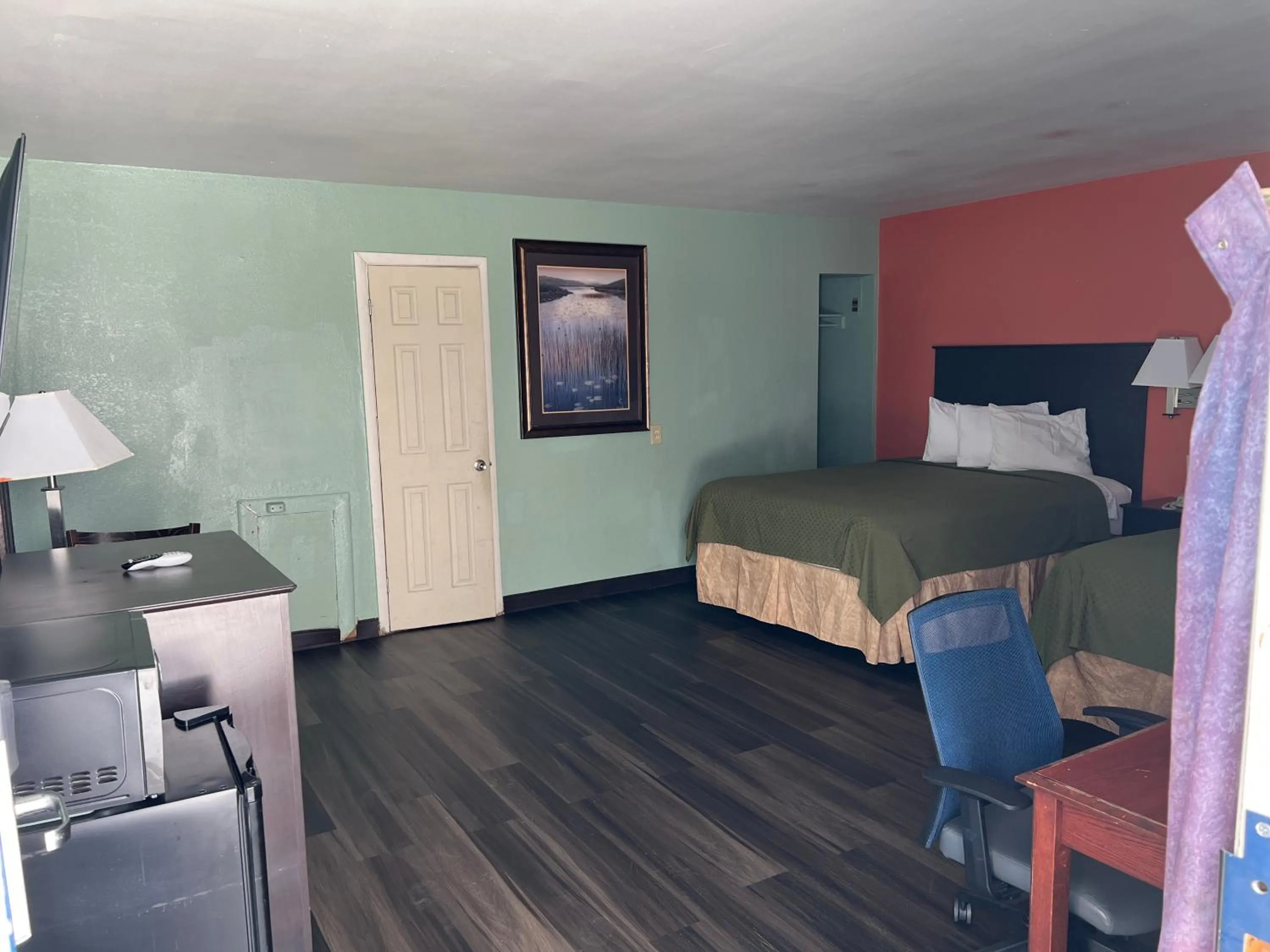 Bed in Town & Country Motel